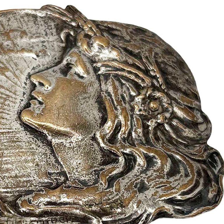 Art Nouveau Fibbia da cintura vintage in ottone placcato argento con ritratto femminile in vendita