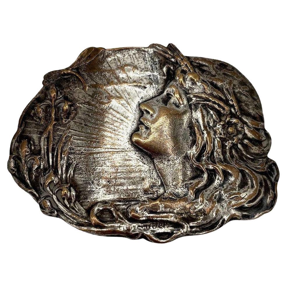 Fibbia da cintura vintage in ottone placcato argento con ritratto femminile in vendita