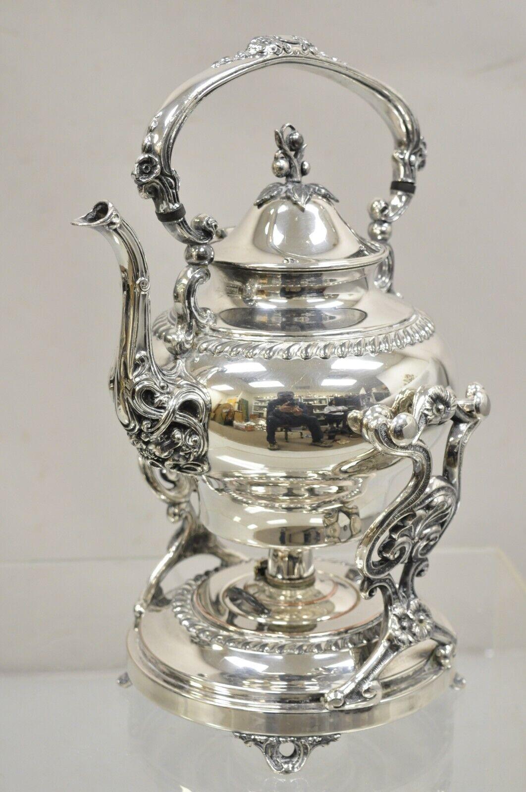 Théière à bascule Vintage Art of Vintage Plated Silver Repousse Floral Tilting Tea Pot on Stand. Circa  Milieu du 20e siècle. Dimensions : 15