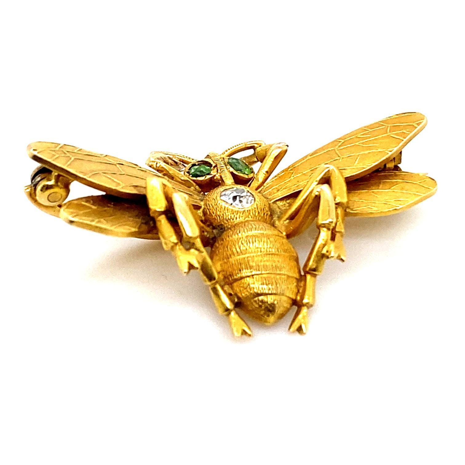 Women's or Men's Vintage Art Nouveau Style Bee Brooch Pin Set in 18 Karat Yellow Gold For Sale