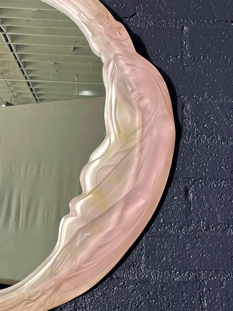 Espejo Figural de Mujer Lucite Rosa Esmerilado Estilo Art Nouveau Vintage Estadounidense en venta