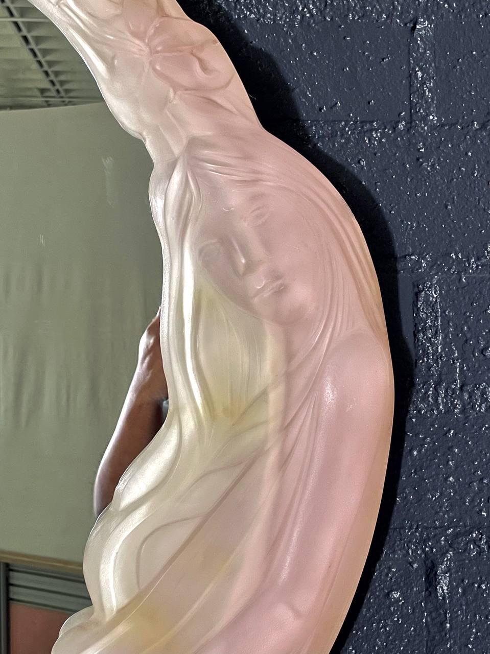 Espejo Figural de Mujer Lucite Rosa Esmerilado Estilo Art Nouveau Vintage en Bueno estado para la venta en Los Angeles, CA