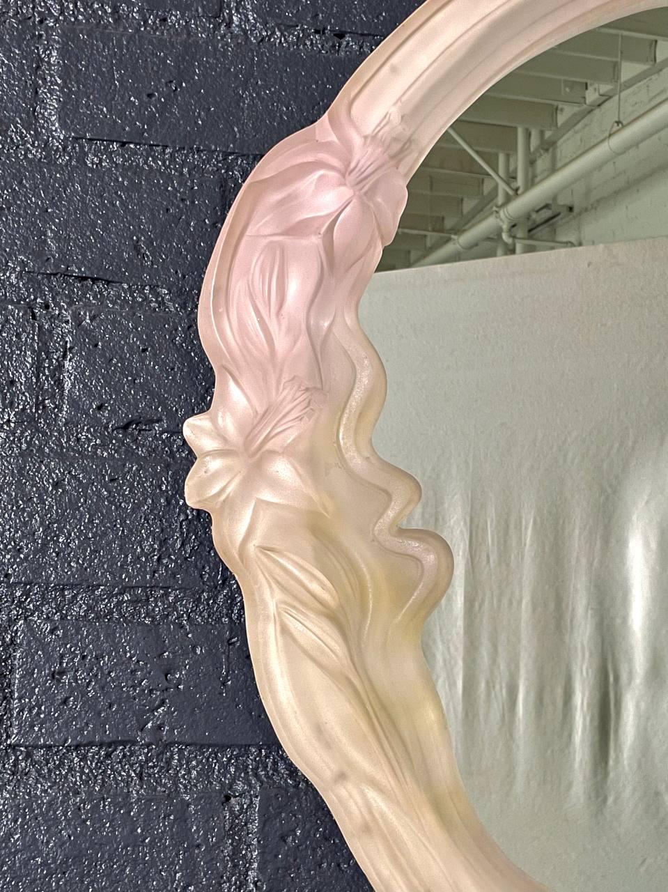 Espejo Figural de Mujer Lucite Rosa Esmerilado Estilo Art Nouveau Vintage en venta 2