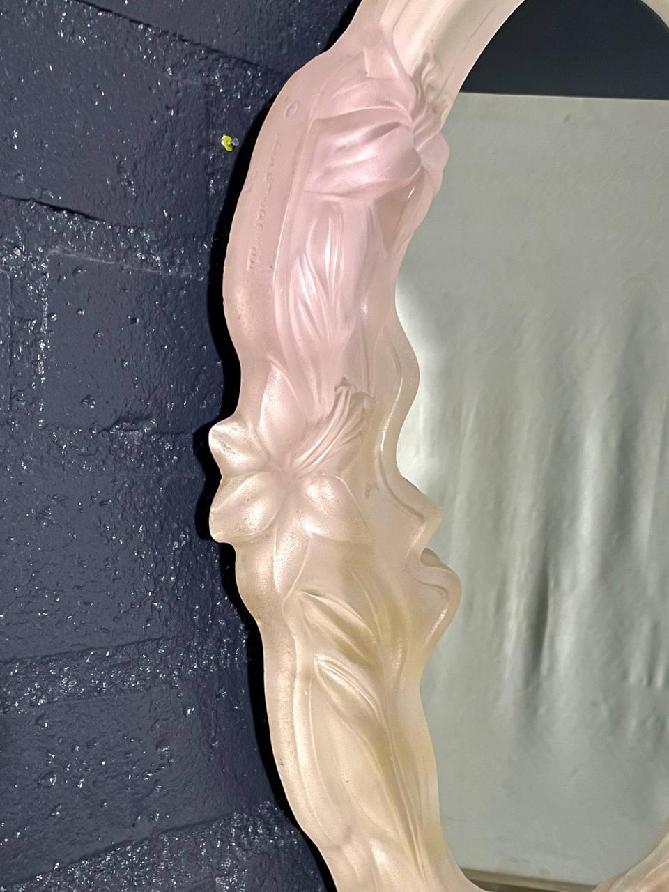 Espejo Figural de Mujer Lucite Rosa Esmerilado Estilo Art Nouveau Vintage en venta 3