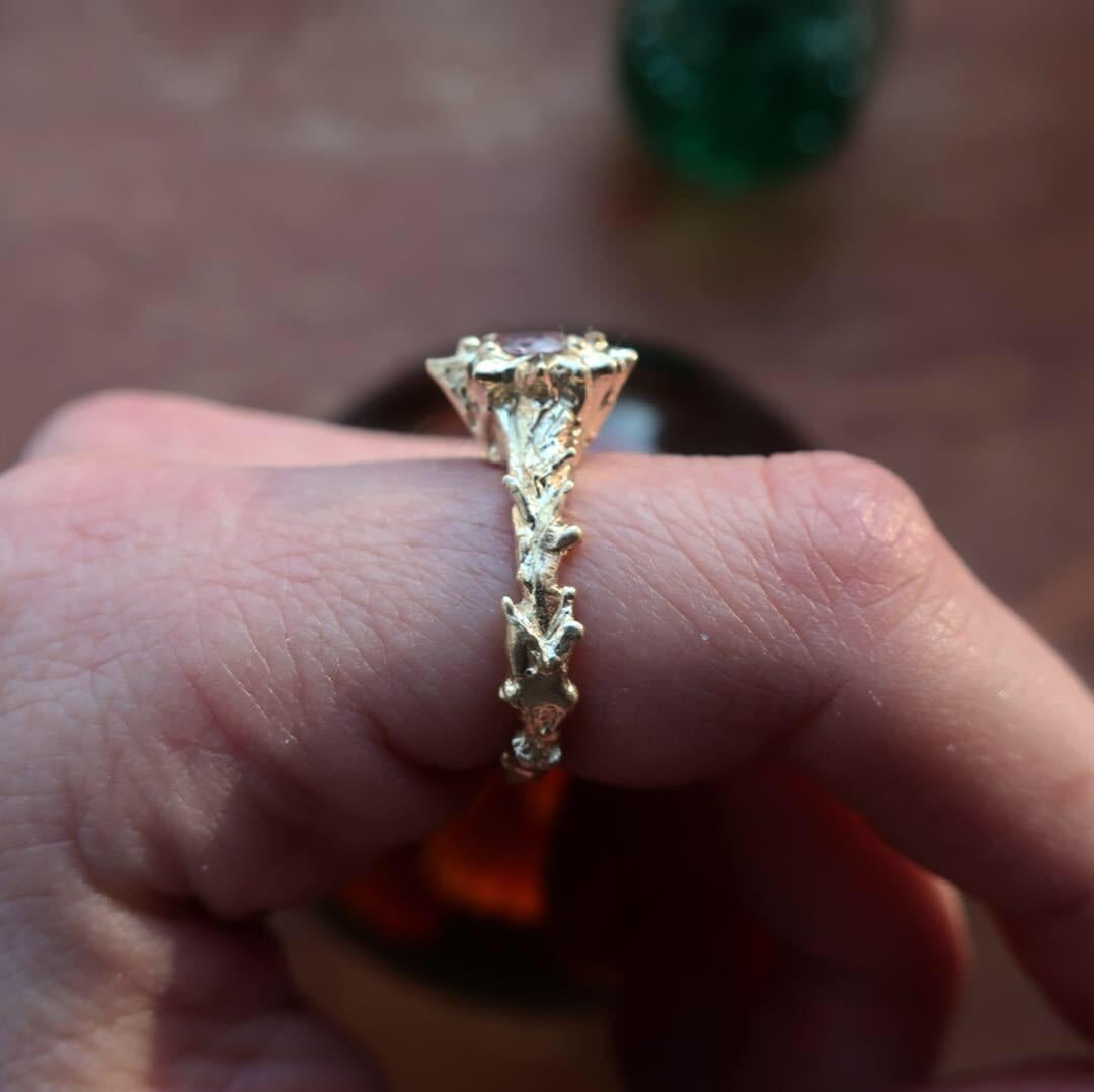 Vintage Art Nouveau Style Gold and Lavender Sapphire Solitaire Ring In New Condition In Foxborough, MA