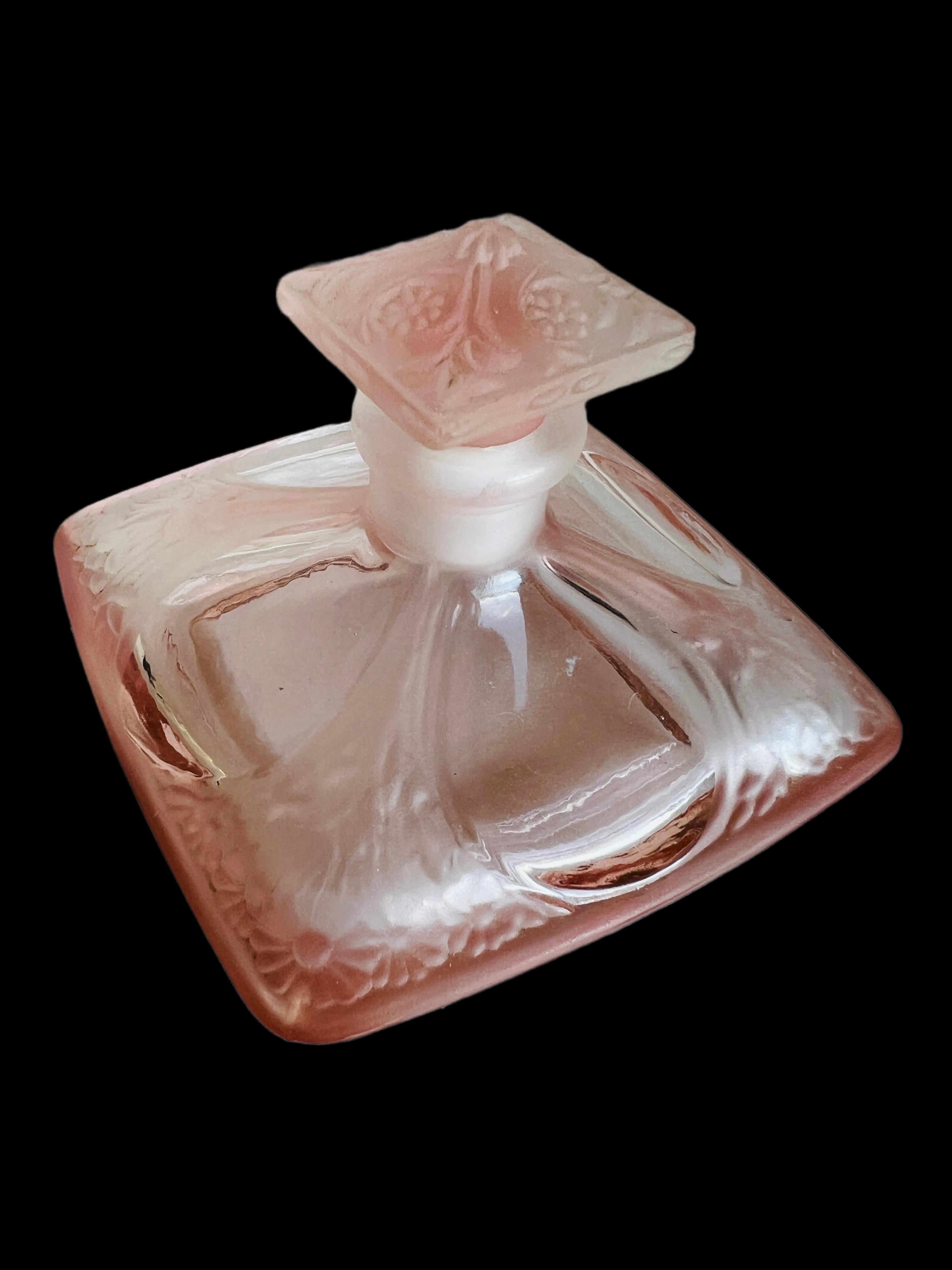 Dieses elegante Stück ist eine moderne Reproduktion des Parfümflakons 