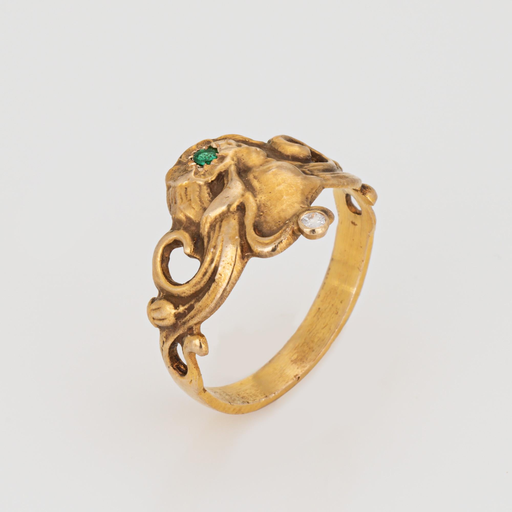 Stilvoller Ring im Jugendstil mit Smaragd und Diamanten aus 14 Karat Gelbgold (Band aus 10 Karat Gelbgold). 

Ein kleiner Smaragd misst ca. 2 mm. Ein kleiner Diamant wird auf 0,02 Karat geschätzt (geschätzte Farbe I-J und Reinheit I1).  

Mit