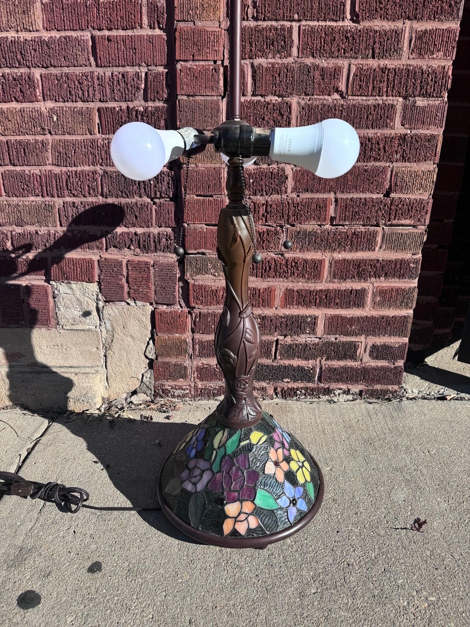 Vintage Art Nouveau Style Tiffany & Co Inspired Stained Glass Table Lamp In Good Condition In Chicago, IL