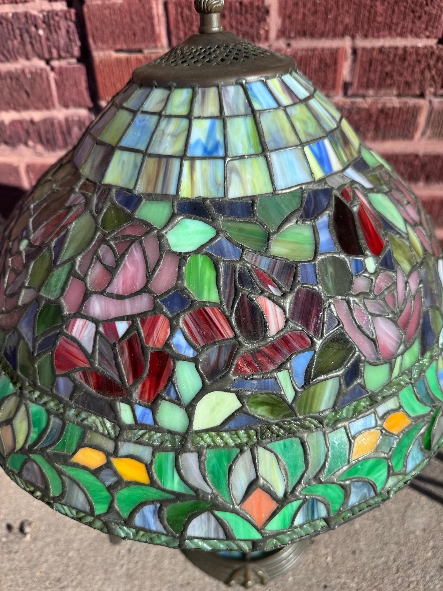 American Vintage Art Nouveau Tiffany Style Stained Glass Table Parlor Lamp