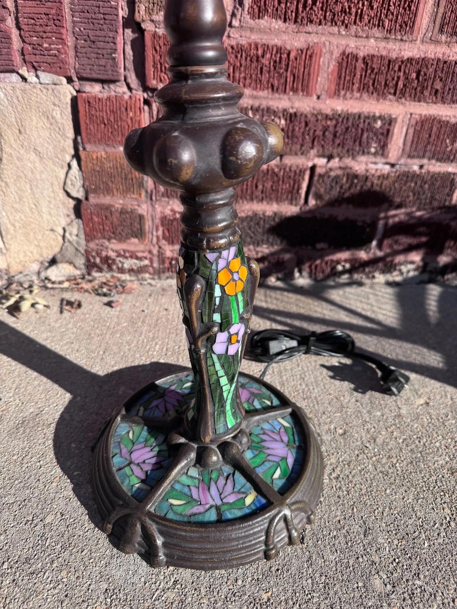 20th Century Vintage Art Nouveau Tiffany Style Stained Glass Table Parlor Lamp
