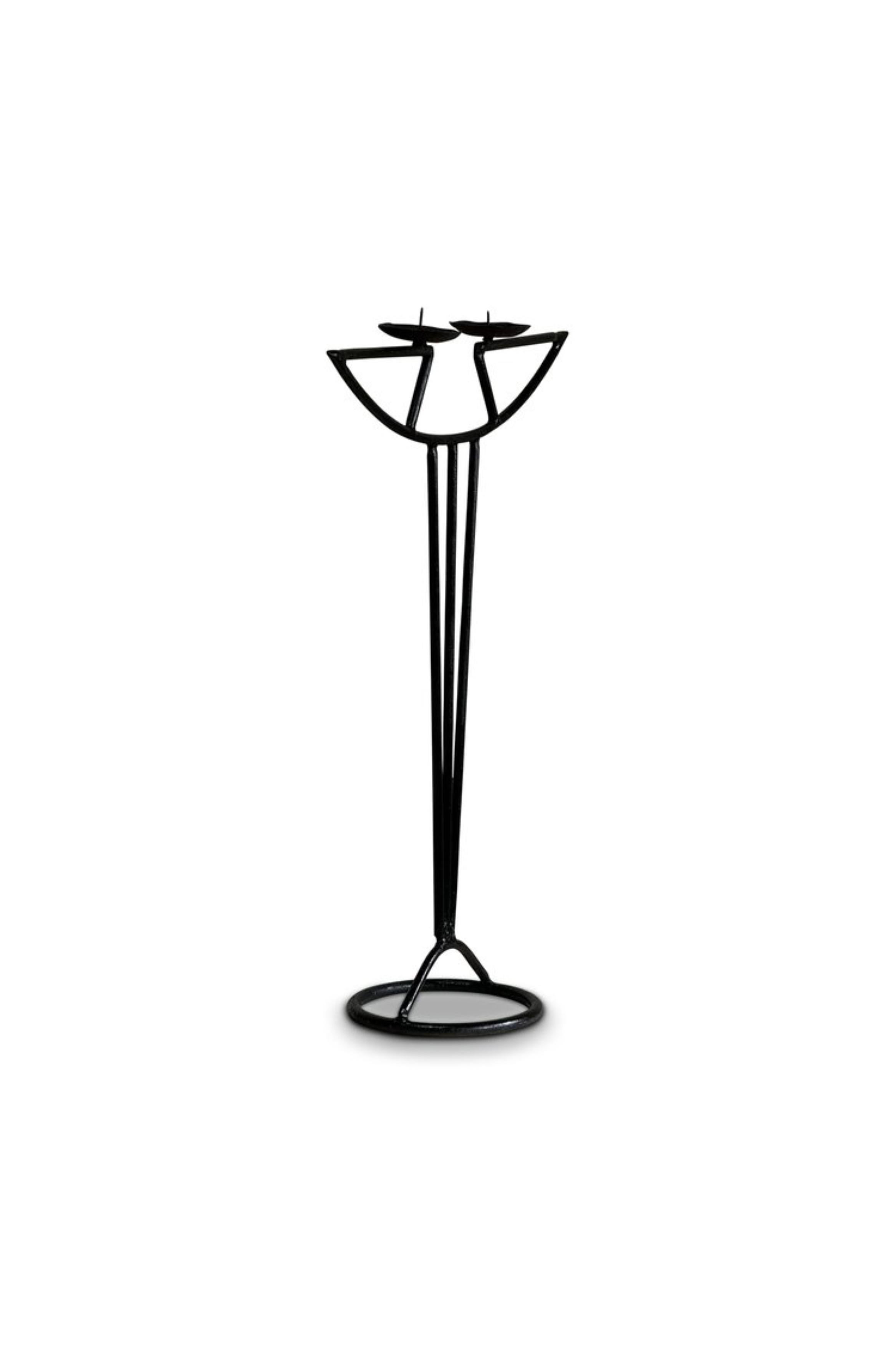 Un portacandele d'epoca in stile modernista Art Deco / Art Nouveau in ferro battuto della metà del XX secolo. Il suo design elegante mette in mostra linee pulite.

Misure: 26