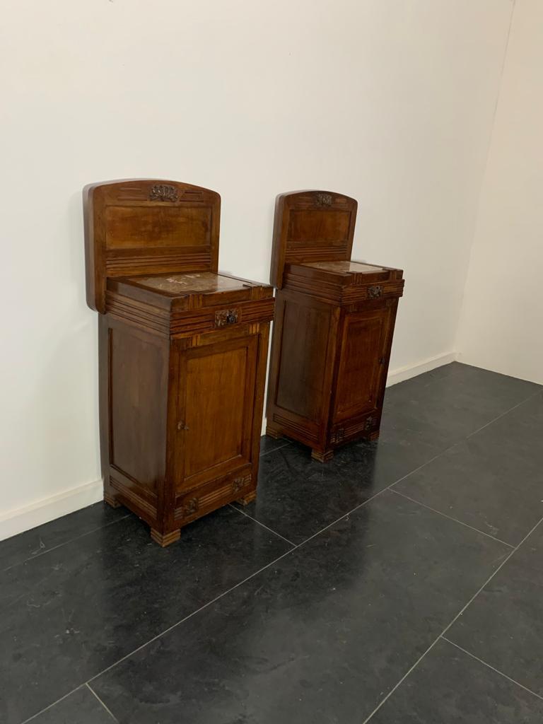 Pair of Art Nouveau cherry wood bedside tables, early 20th century. Excellent workmanship and beautiful design. Not counting the riser, they are 80 cm high and 45 cm wide.
Packaging with bubble wrap and cardboard boxes is included. If the wooden