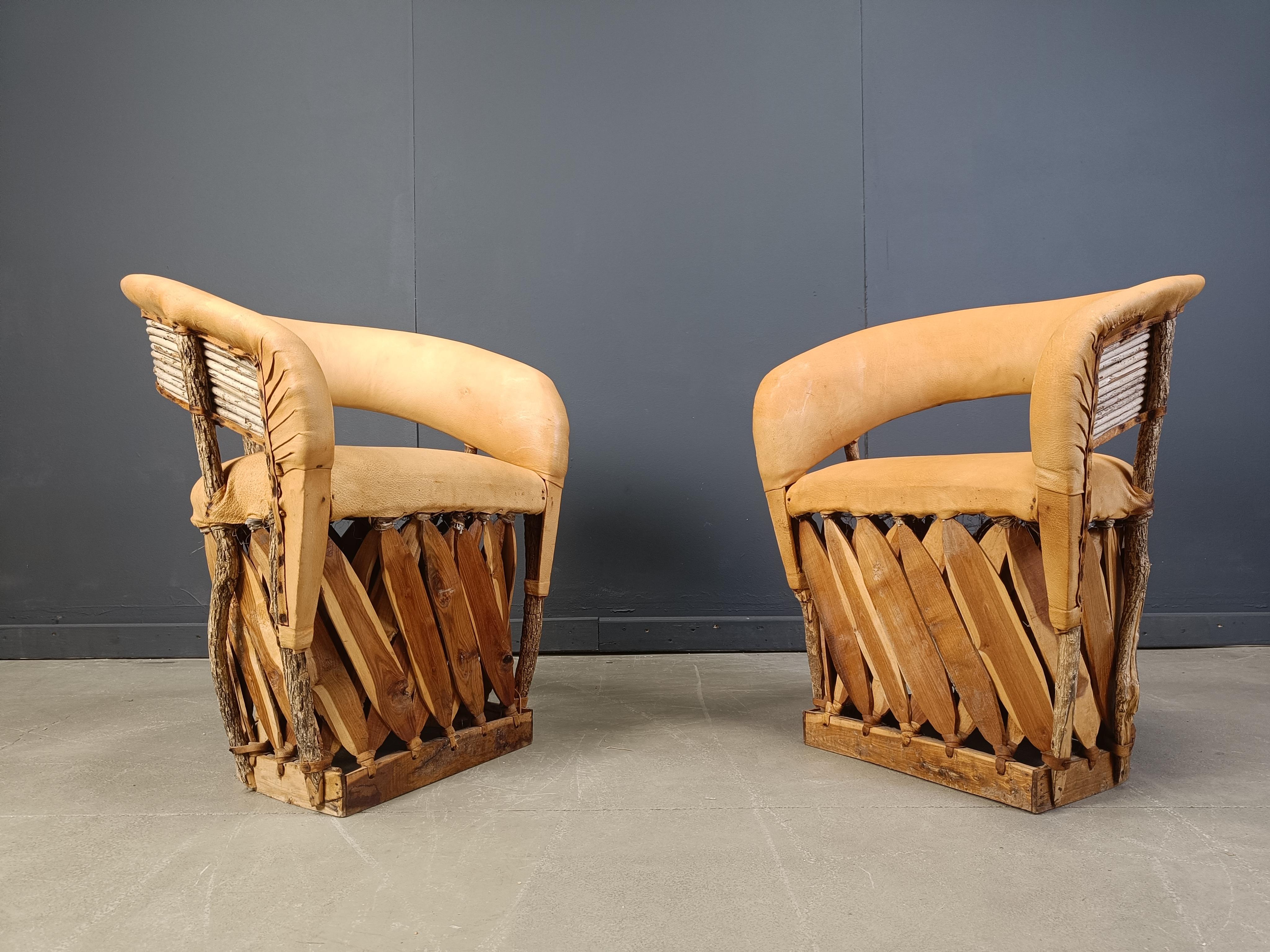 Notevoli sedie da pranzo art populaire o 'equipale' provenienti dal Messico.

Telaio in legno esotico intrecciato e rivestito in pelle di struzzo. Anche gli schienali e i braccioli sono imbottiti, creando un look unico e aggiungendo comfort.

Un