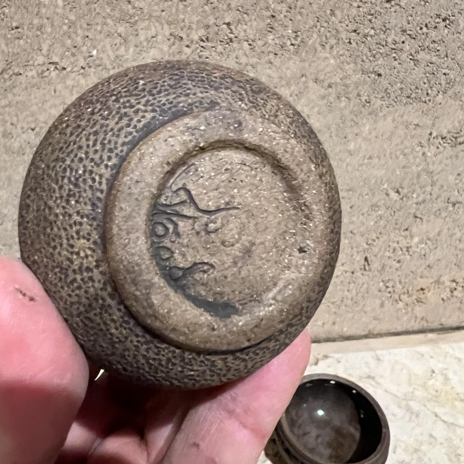 Recipientes con tapa de cerámica artística vintage firmados en venta 4