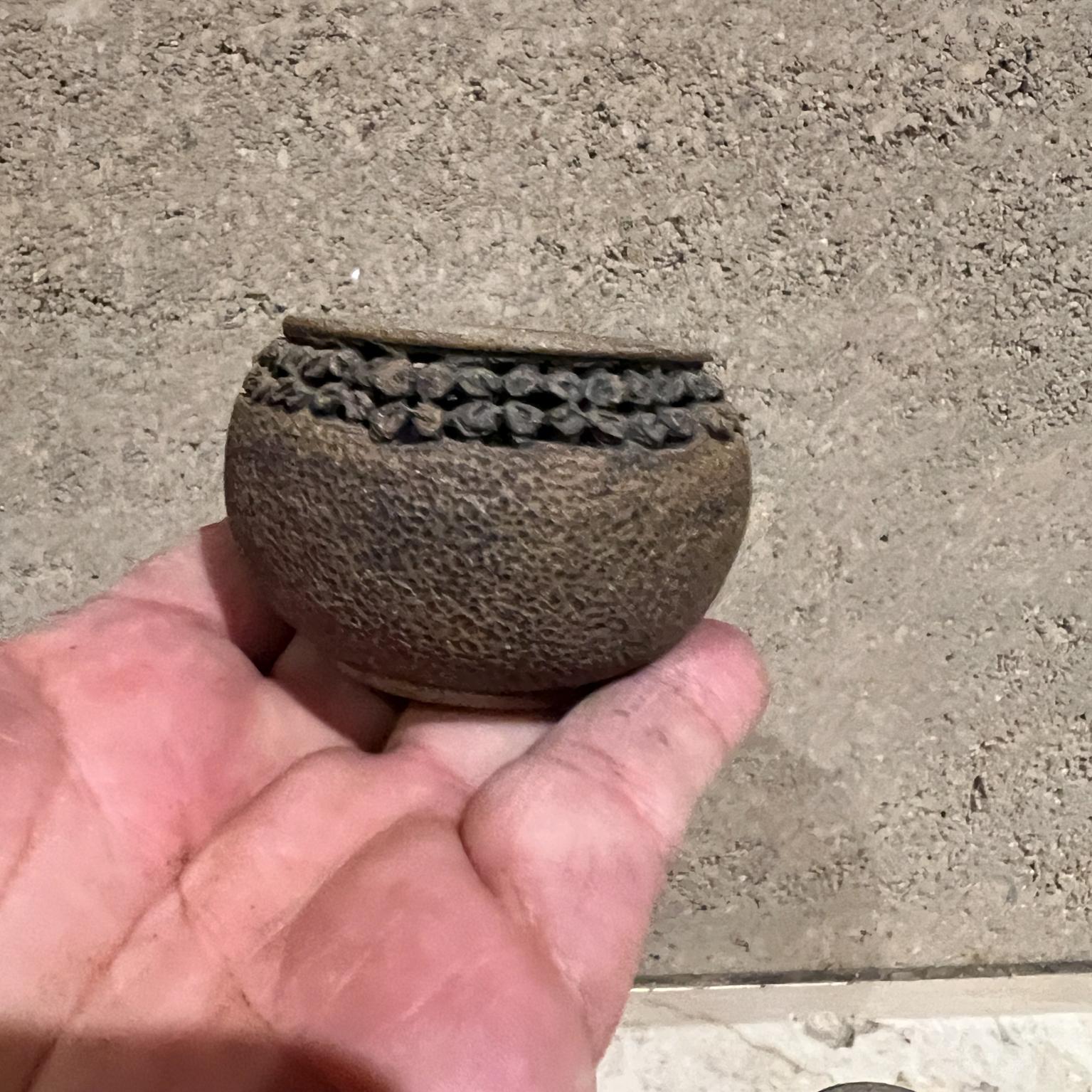 Recipientes con tapa de cerámica artística vintage firmados en venta 6