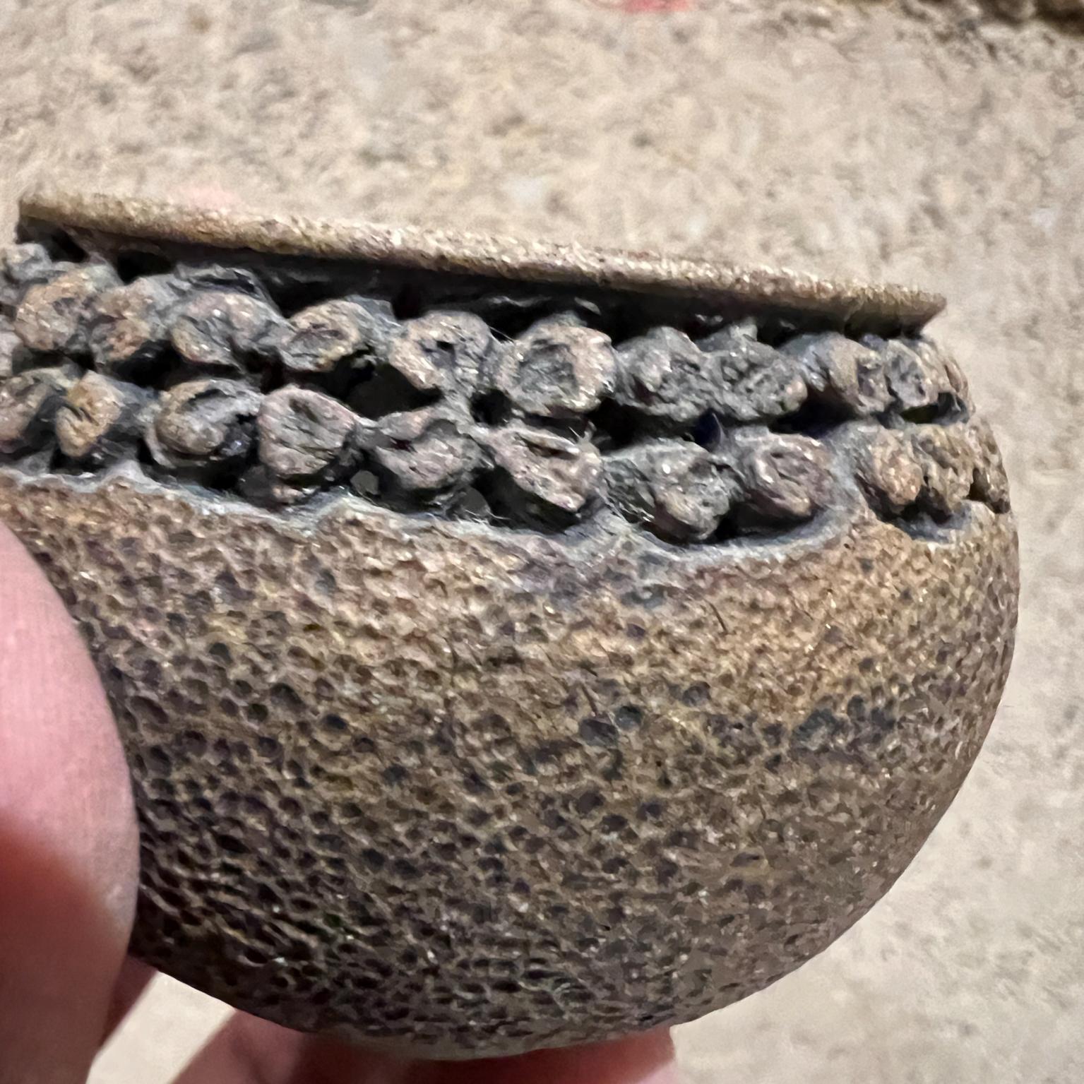 Recipientes con tapa de cerámica artística vintage firmados en venta 7