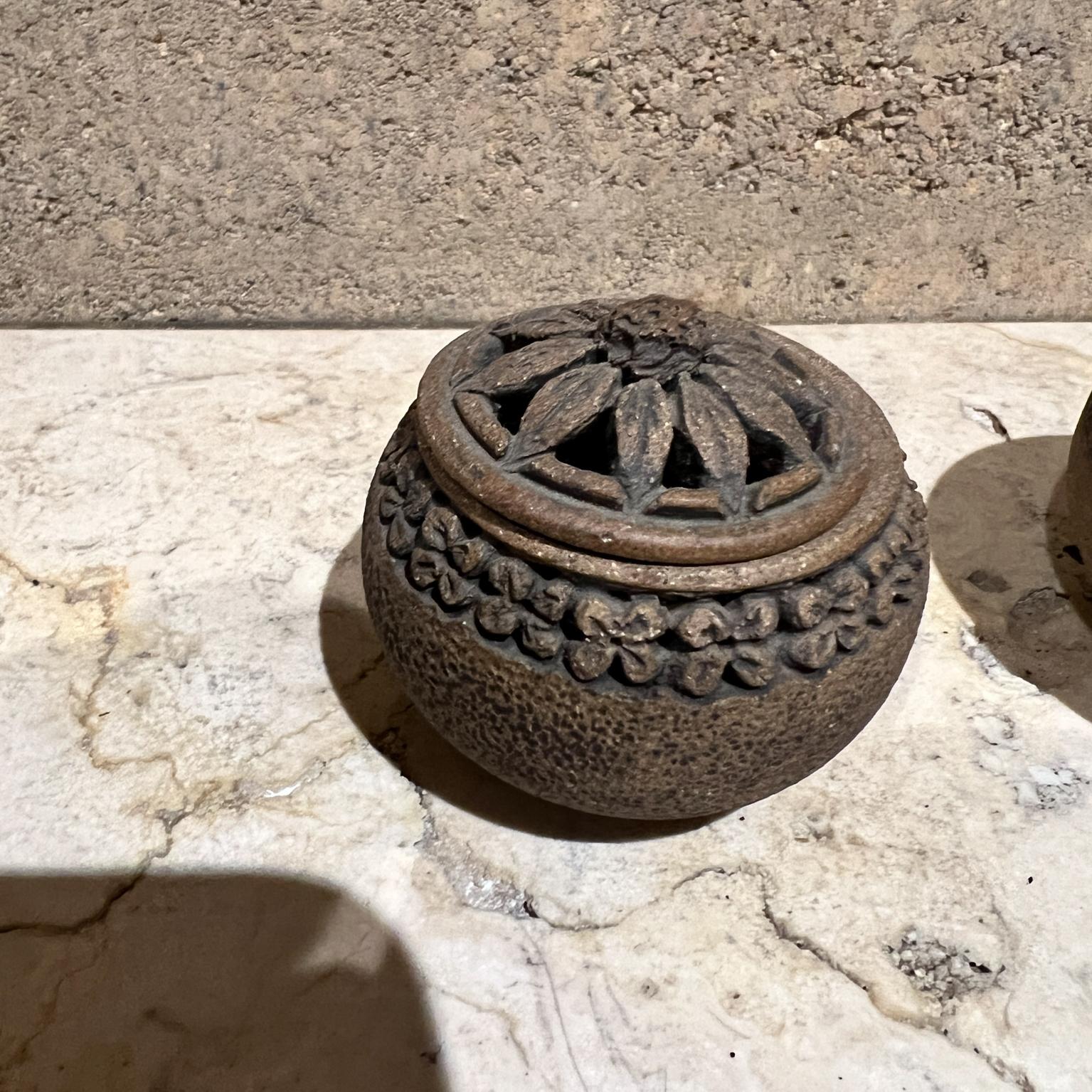 Recipientes con tapa de cerámica artística vintage firmados Alfarería en venta