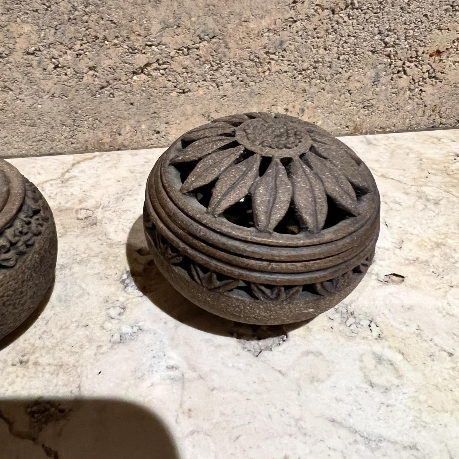 Recipientes con tapa de cerámica artística vintage firmados en venta 1
