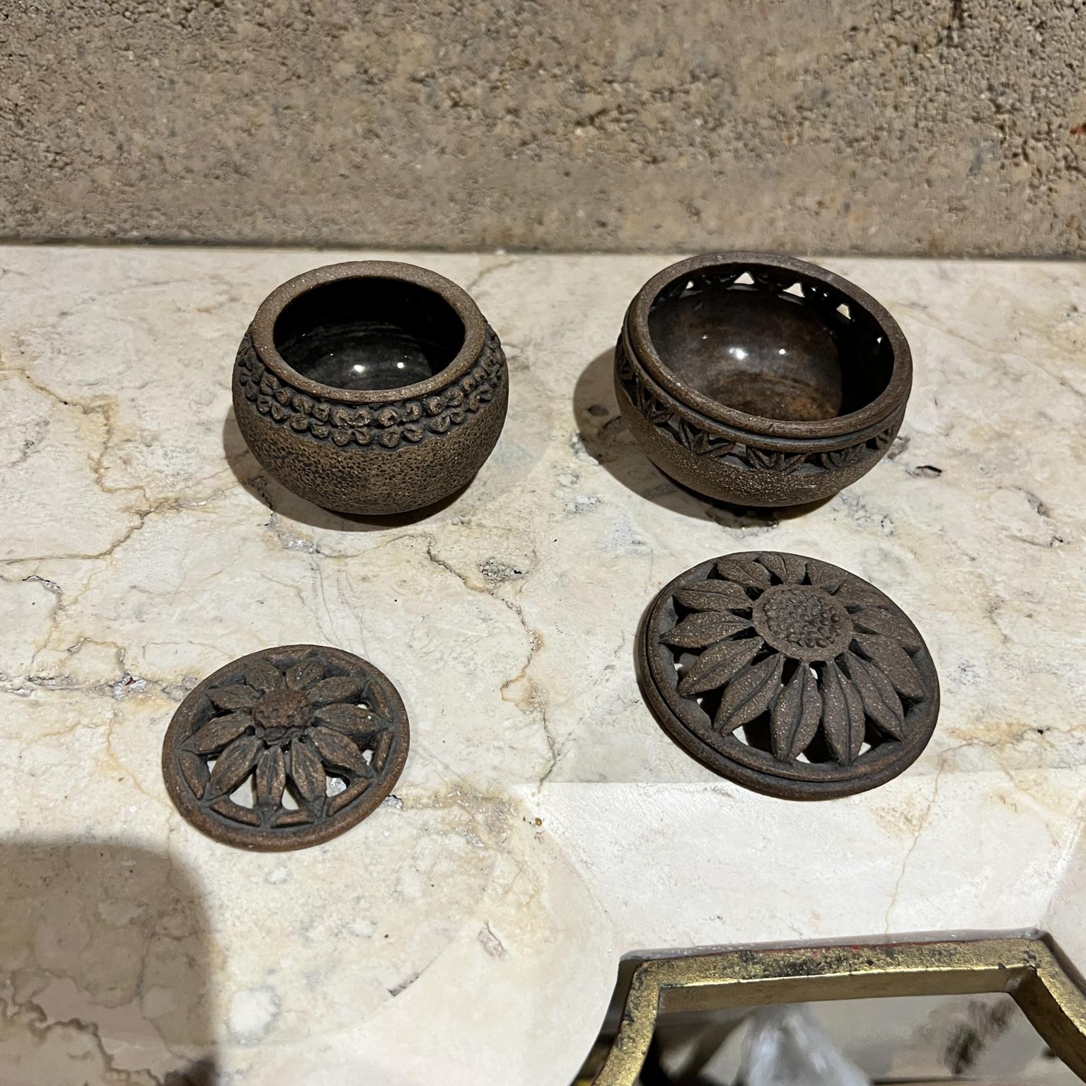 Recipientes con tapa de cerámica artística vintage firmados en venta 2