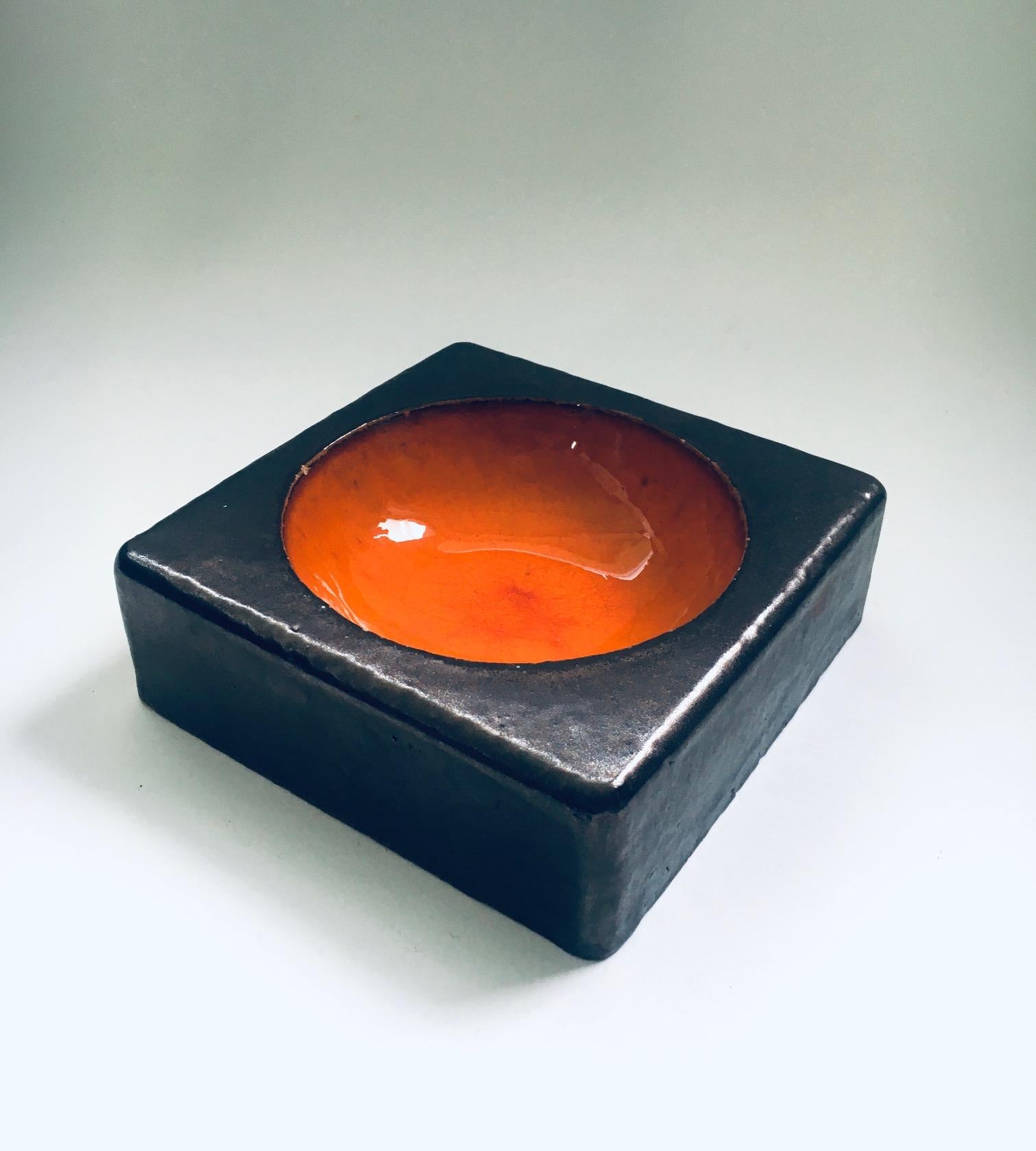 Vintage Midcentury Modern Art Pottery Studio Ceramic Vide Poche Bowl by Jeurissen. Made in Belgium, 1972. Signed and dated on the bottom by the artist. Hand made in the manner of the Perignem Studios by Rogier Vandeweghe. Comes in very good
