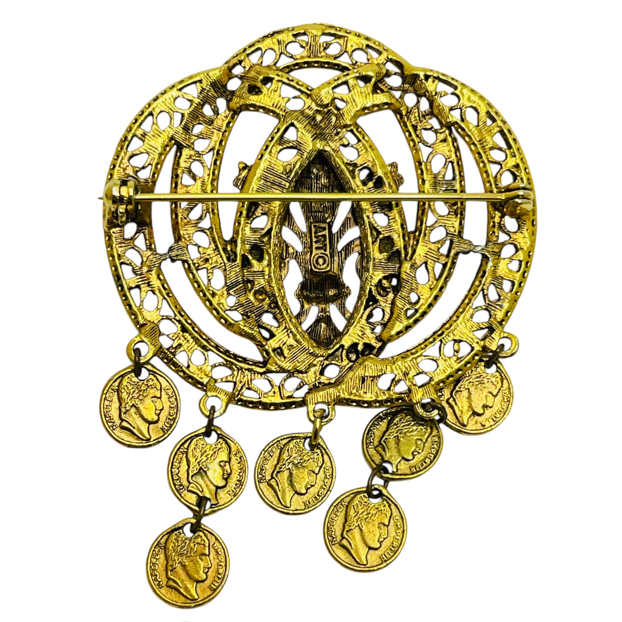 Vintage ART signiert Goldton baumeln Münze Charme Designer Brosche im Zustand „Gut“ im Angebot in Palos Hills, IL