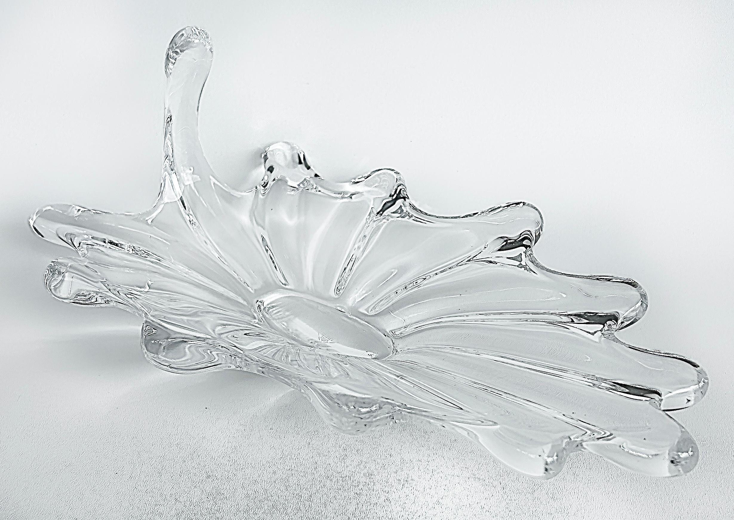 Vintage Art of Vintage By Crystal Art Glass Centerpiece Bowl w/ Maker's Mark

Nous proposons à la vente un centre de table en cristal vintage d'Art of Vintage, France. Les pièces sont soufflées dans une grande forme de feuille avec une tige