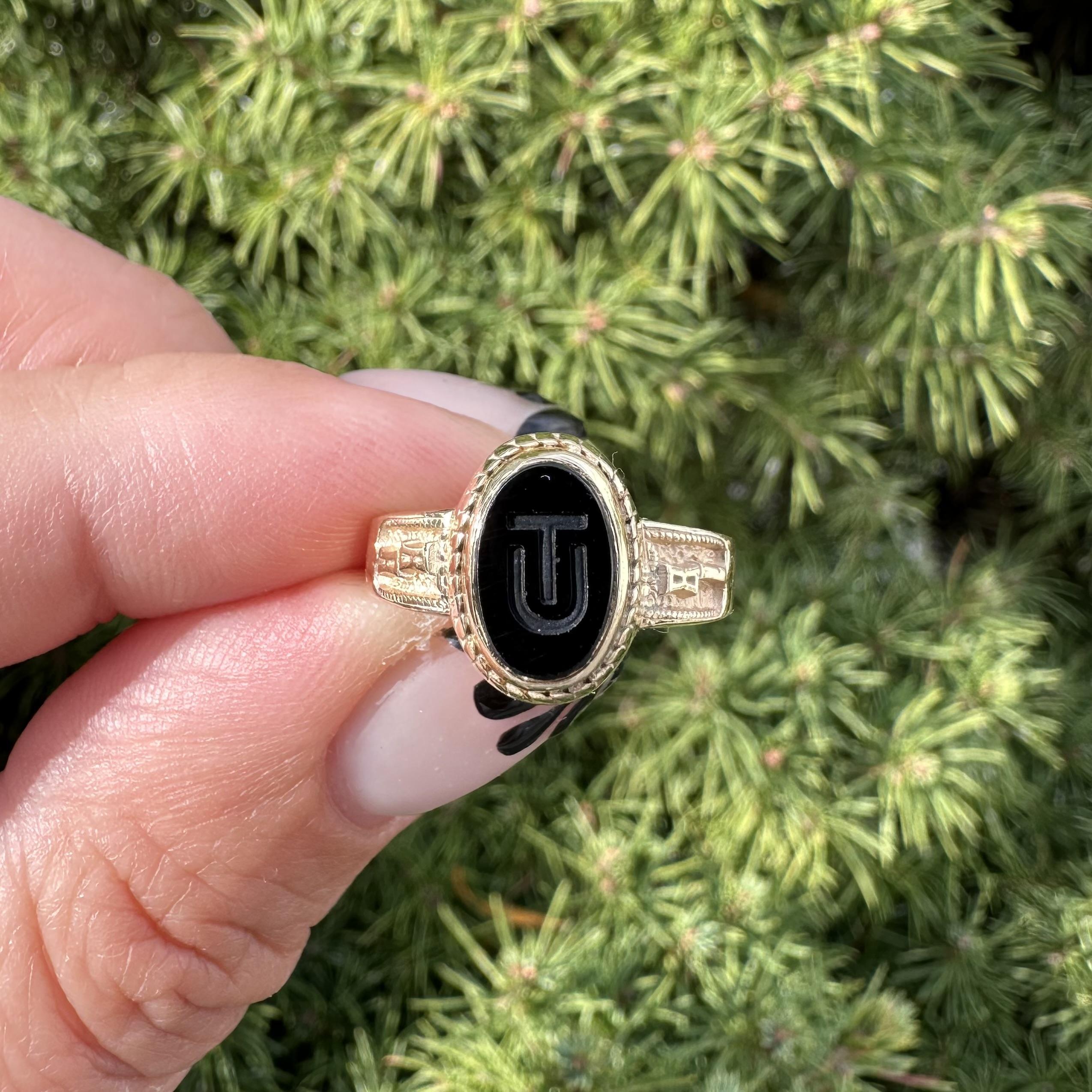 Taglio ovale Anello Vintage Artcarved in oro 14k con iniziali in onice nera UT School in vendita