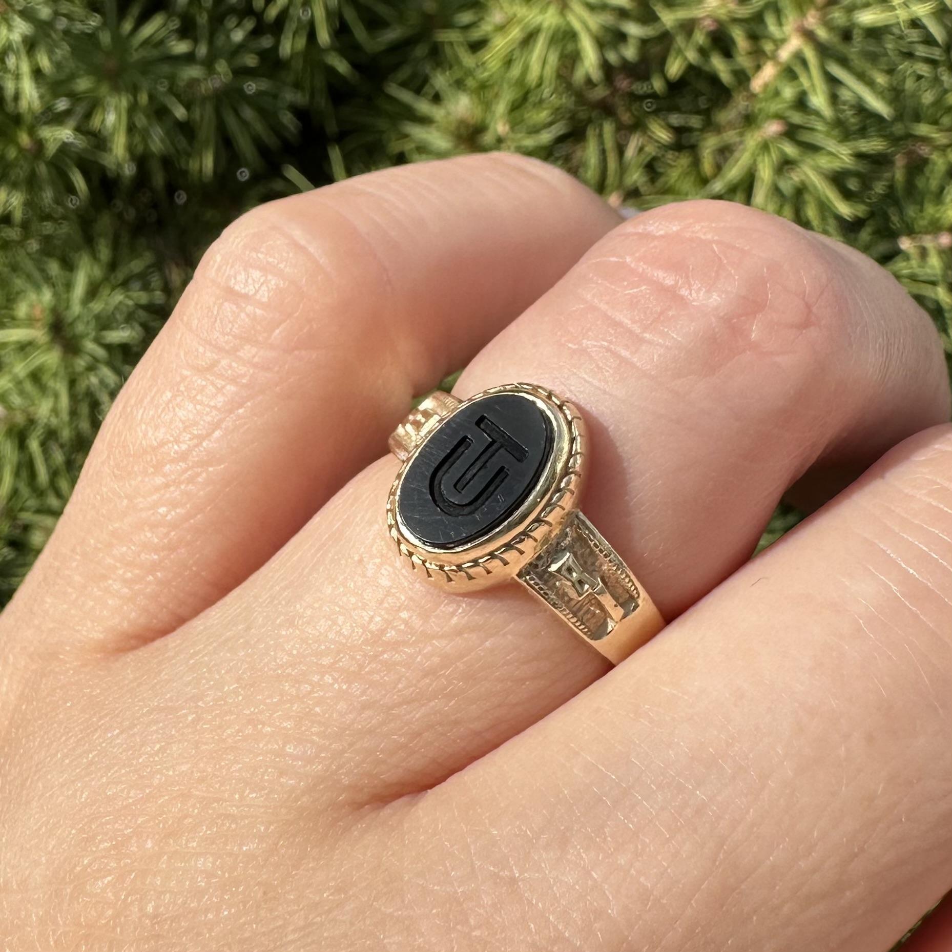 Anello Vintage Artcarved in oro 14k con iniziali in onice nera UT School In condizioni buone in vendita a Montclair, NJ