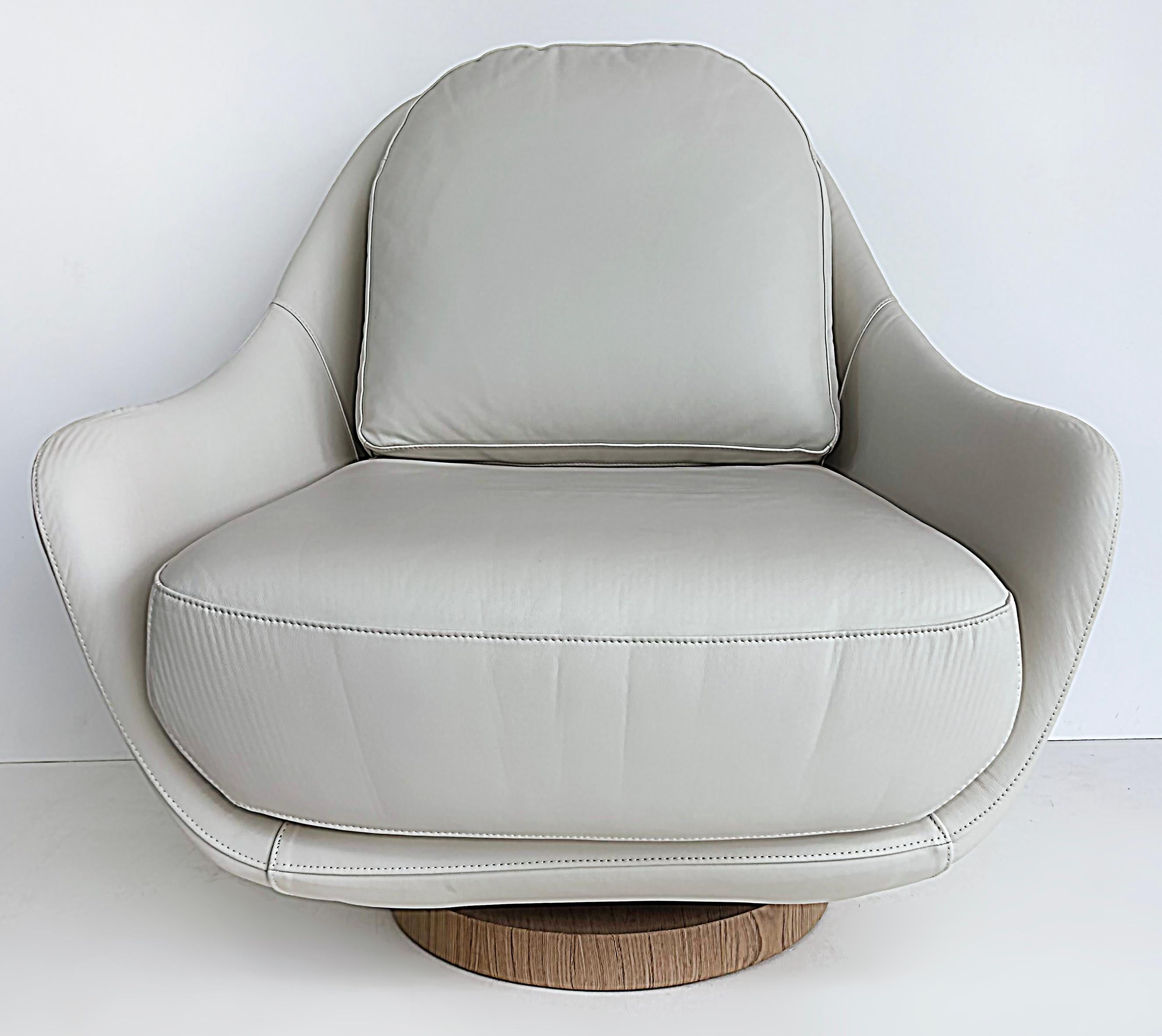 Artefacto Luna Leather Swivel Lounge Chair von Roberta Zimmerman.

Zum Verkauf angeboten wird ein 