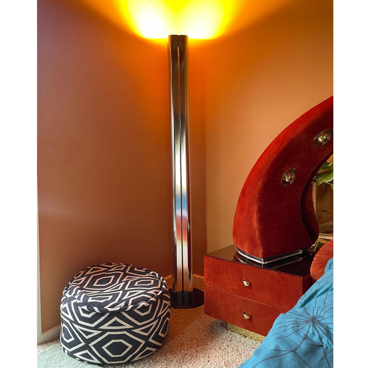 Diese verchromte Artemide Megaron Beam Lamp ist der originale Stil und Designklassiker von Gianfranco Frattini.  Das genaue Datum ist nicht bekannt, aber es hat eine Halogenlampe anstelle einer LED-Lampe.  Wir schätzen, dass sie aus den 1990er