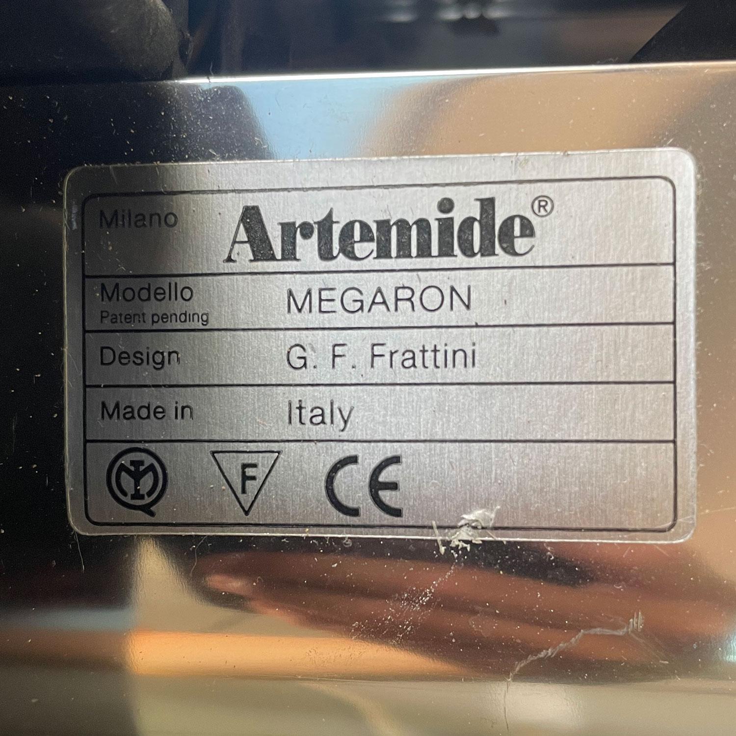 Postmoderne Vintage Artemide-Stehlampe aus eloxiertem Aluminium mit Megaron-Schirm, Vintage (Moderne)