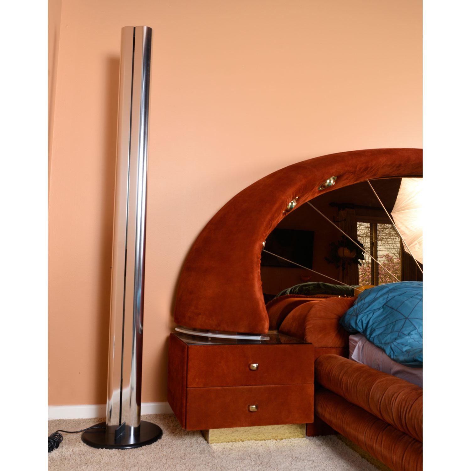 Postmoderne Vintage Artemide-Stehlampe aus eloxiertem Aluminium mit Megaron-Schirm, Vintage (Italienisch)