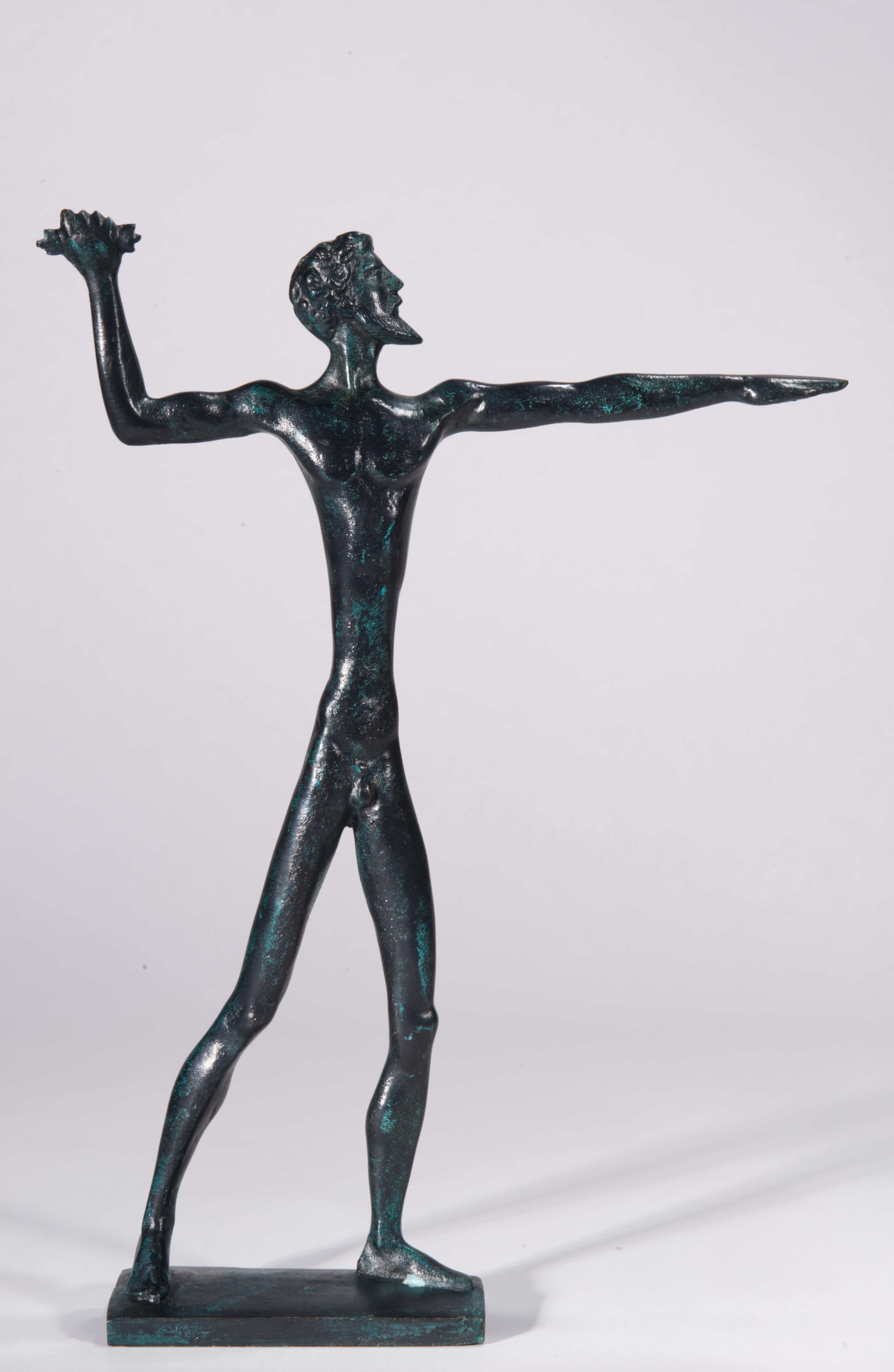 La scultura in bronzo vintage raffigura un dio greco in piedi che si prepara a lanciare un giavellotto. La posa è fortemente ispirata all'antica statua in bronzo di Zeus (o forse di Poseidone), risalente al 475-45 a.C. circa, rinvenuta in un