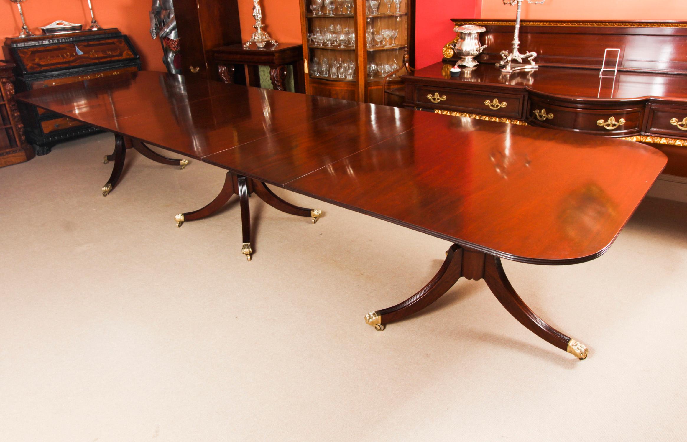 George III Vintage Arthur Brett Three Pillar Mahogany Dining Table 16 Chairs 20th Century