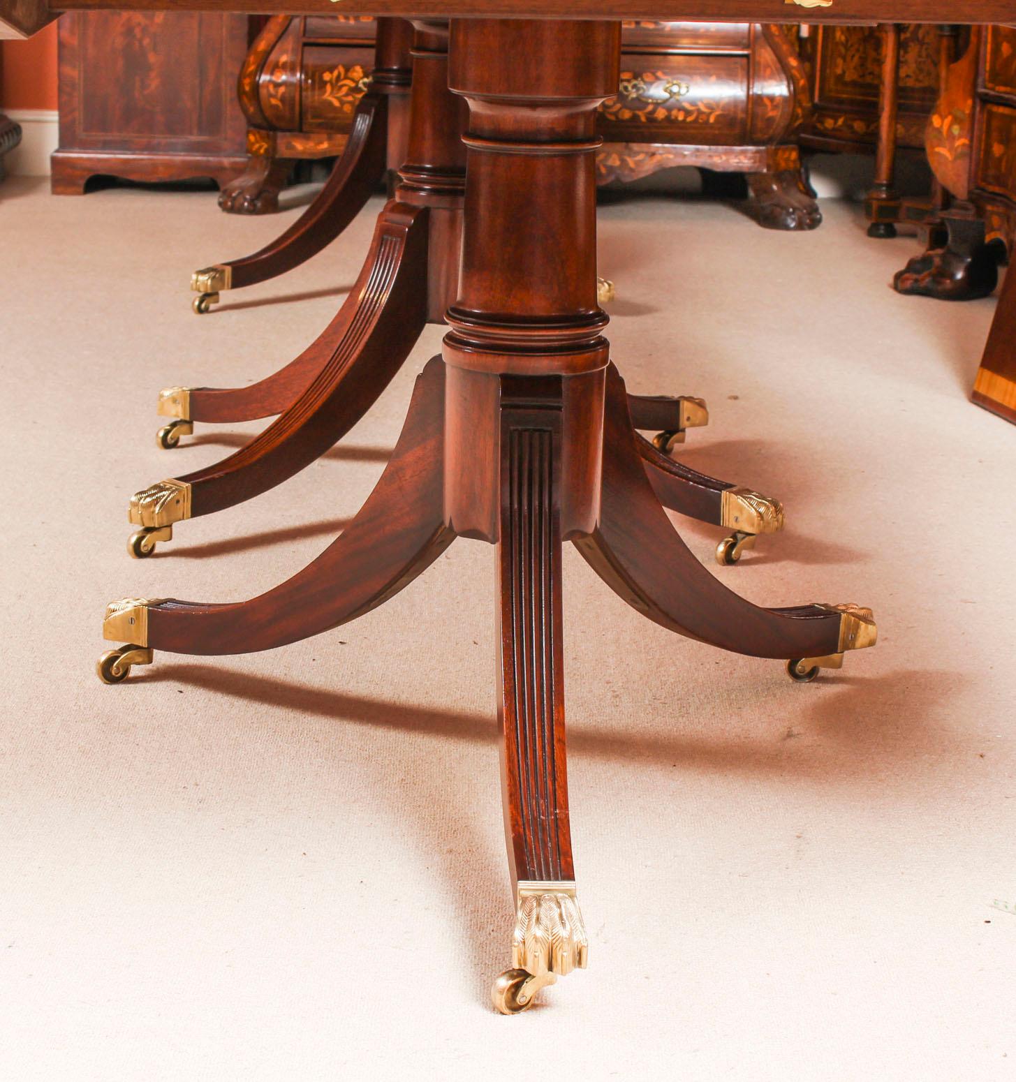 Vintage Arthur Brett Drei-Säulen-Mahagoni-Esstisch und 14 Stühle 6