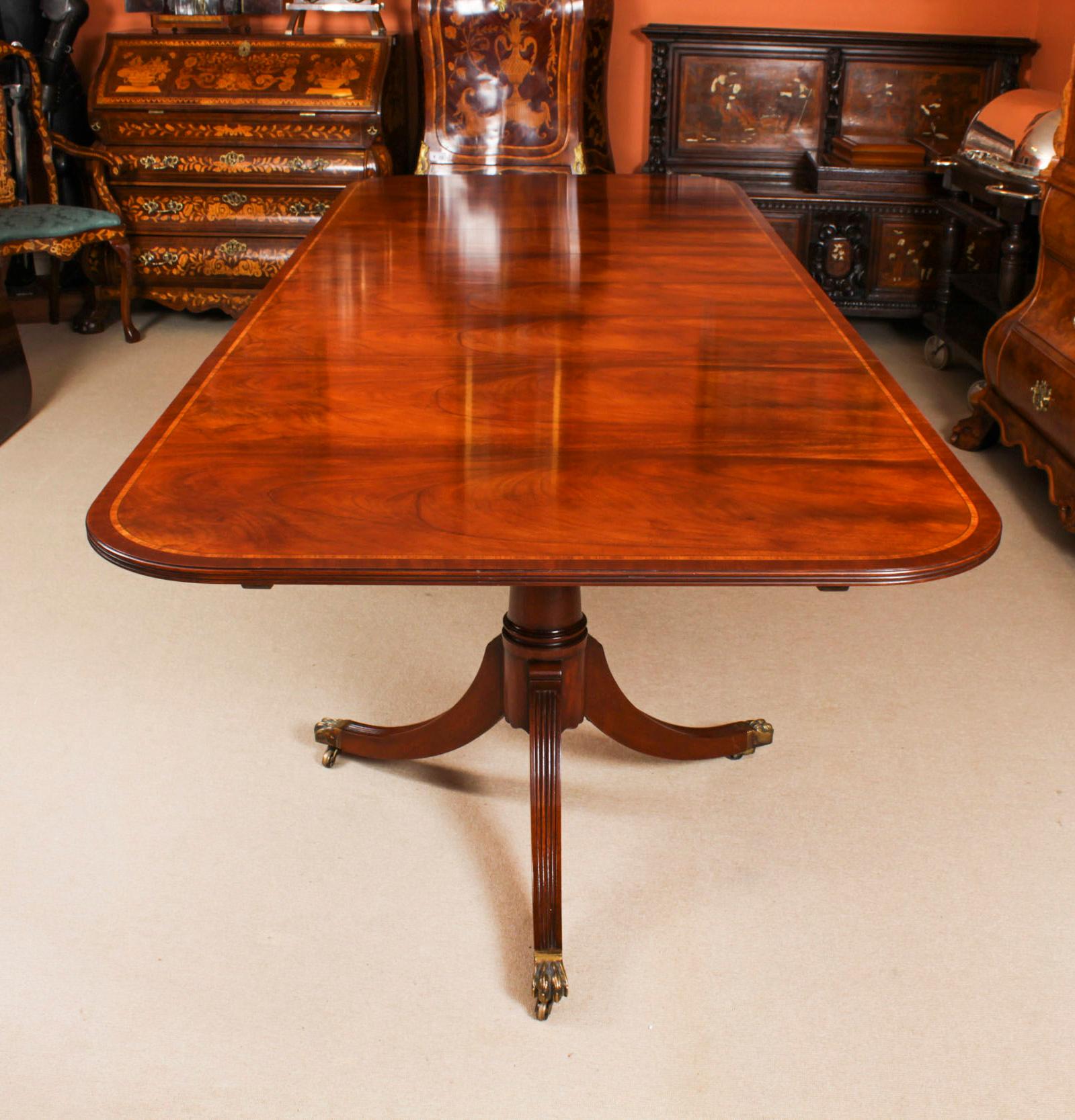 Vintage Arthur Brett Two Pillar Dining Table & 12 Hepplewhite Chairs 20th C In Good Condition In London, GB