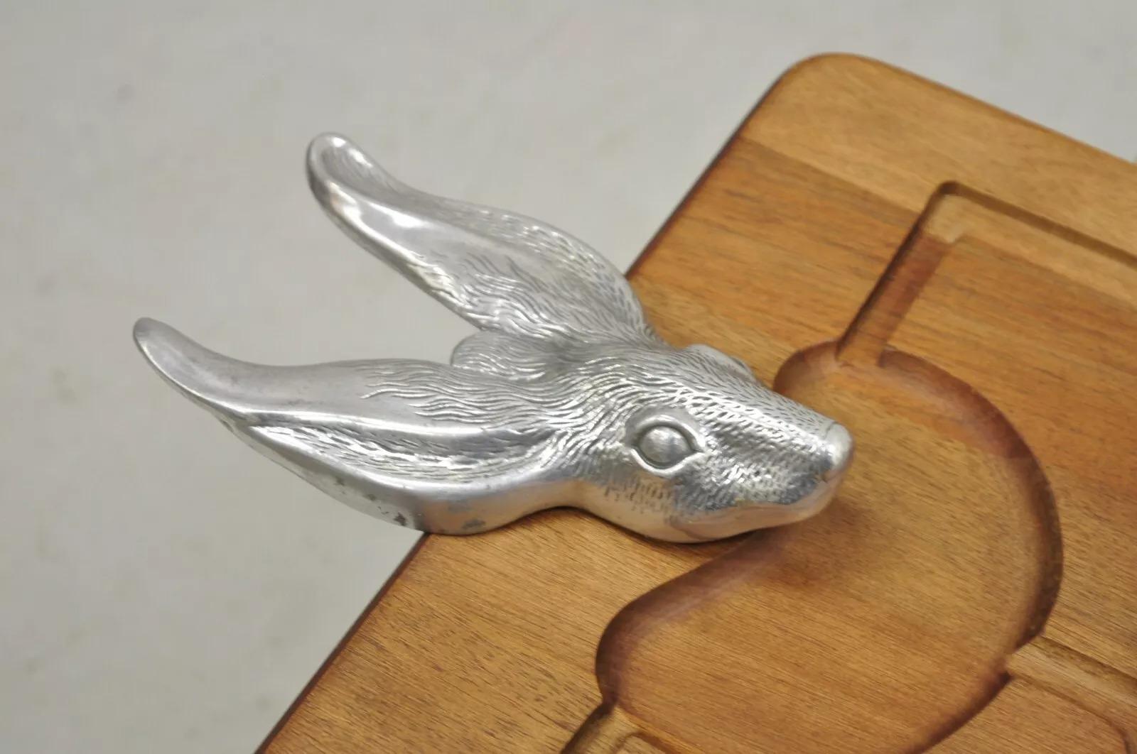 Tabla para cortar quesos vintage Arthur Court Conejito de aluminio fundido y madera de teca Moderno de mediados de siglo en venta