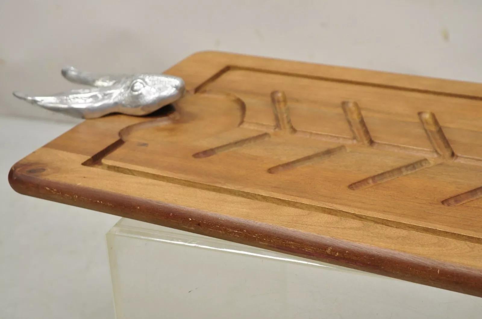 Tabla para cortar quesos vintage Arthur Court Conejito de aluminio fundido y madera de teca siglo XX en venta
