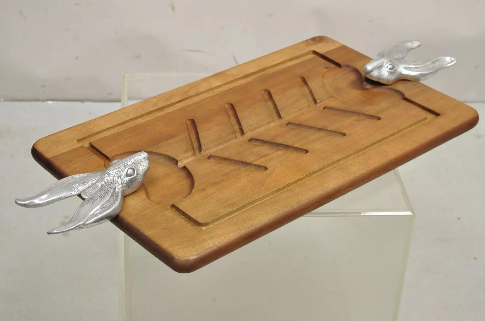 Tabla para cortar quesos vintage Arthur Court Conejito de aluminio fundido y madera de teca Teca en venta