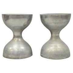 Paire de tabourets sablier vintage Arthur Court en métal moulé et aluminium en forme de « A »