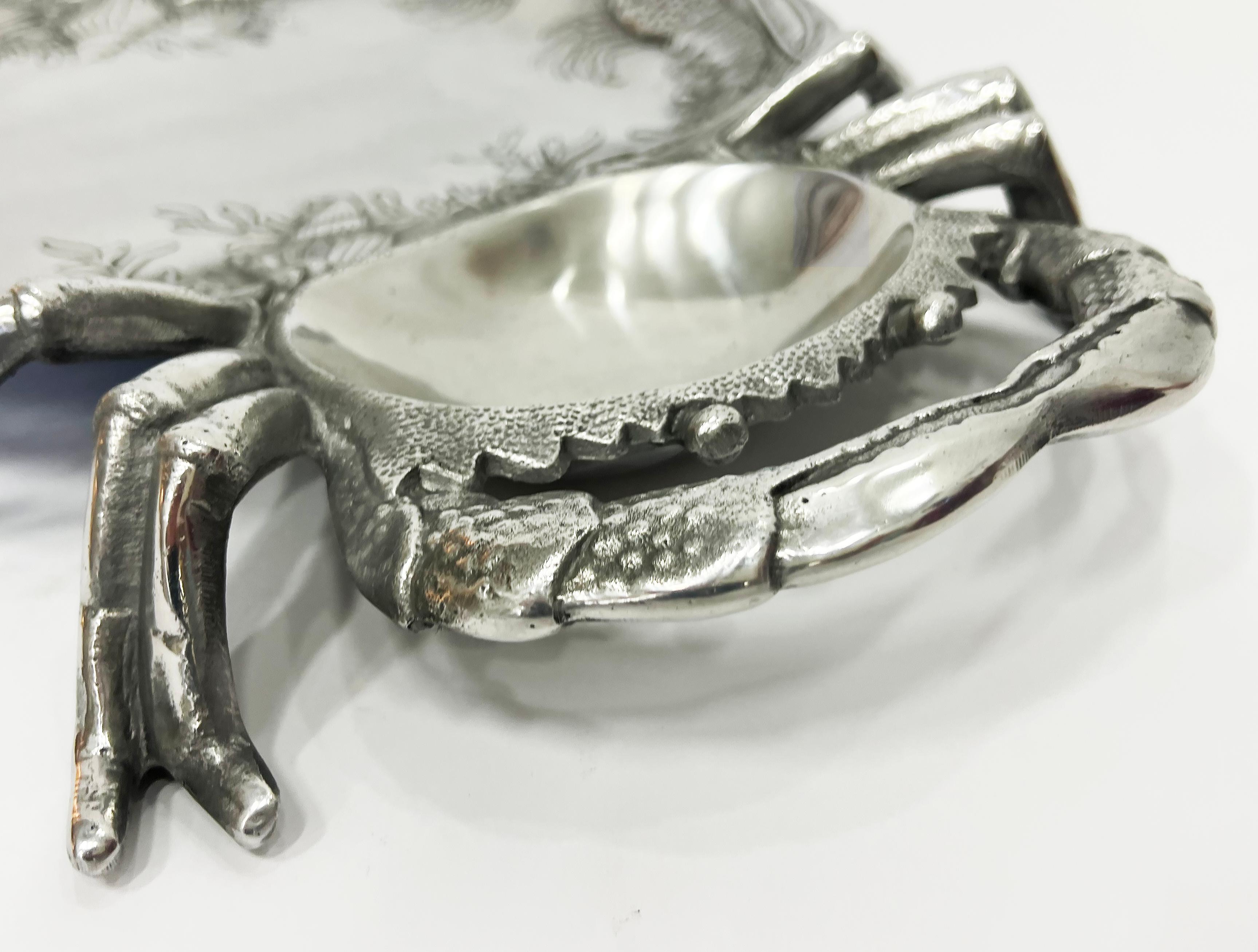 Arthur Court Crabs Serviertablett-Teller, Vintage

Zum Verkauf angeboten wird ein Vintage Arthur Court Tablett oder Servierplatte, die 2 Krabben für Griffe hat.  Die Krabbenkörper sind Abschnitte zum Eintauchen.  Der Korpus des Tabletts ist mit