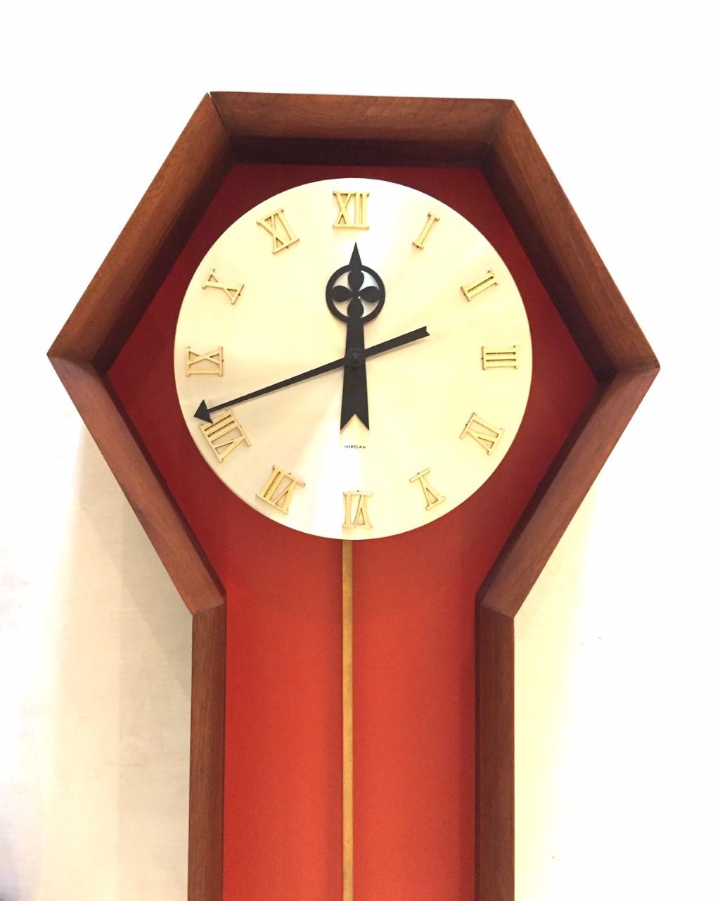 Horloge murale vintage à pendule conçue par Arthur Umanoff pour Howard Miller. L'horloge 