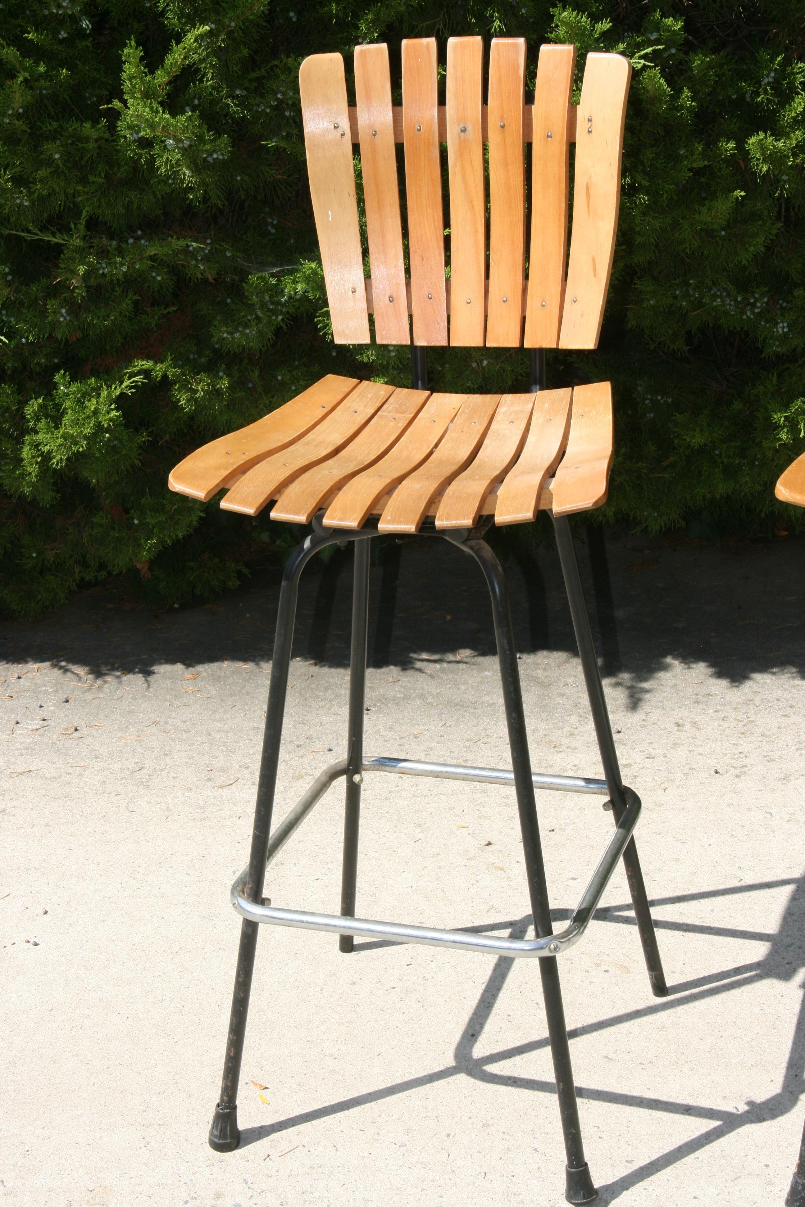 Vintage By Arthur Umanoff Mid Century Lattenrost Holz und Metall Swivel Bar Hocker MCM im Zustand „Gut“ im Angebot in Douglas Manor, NY