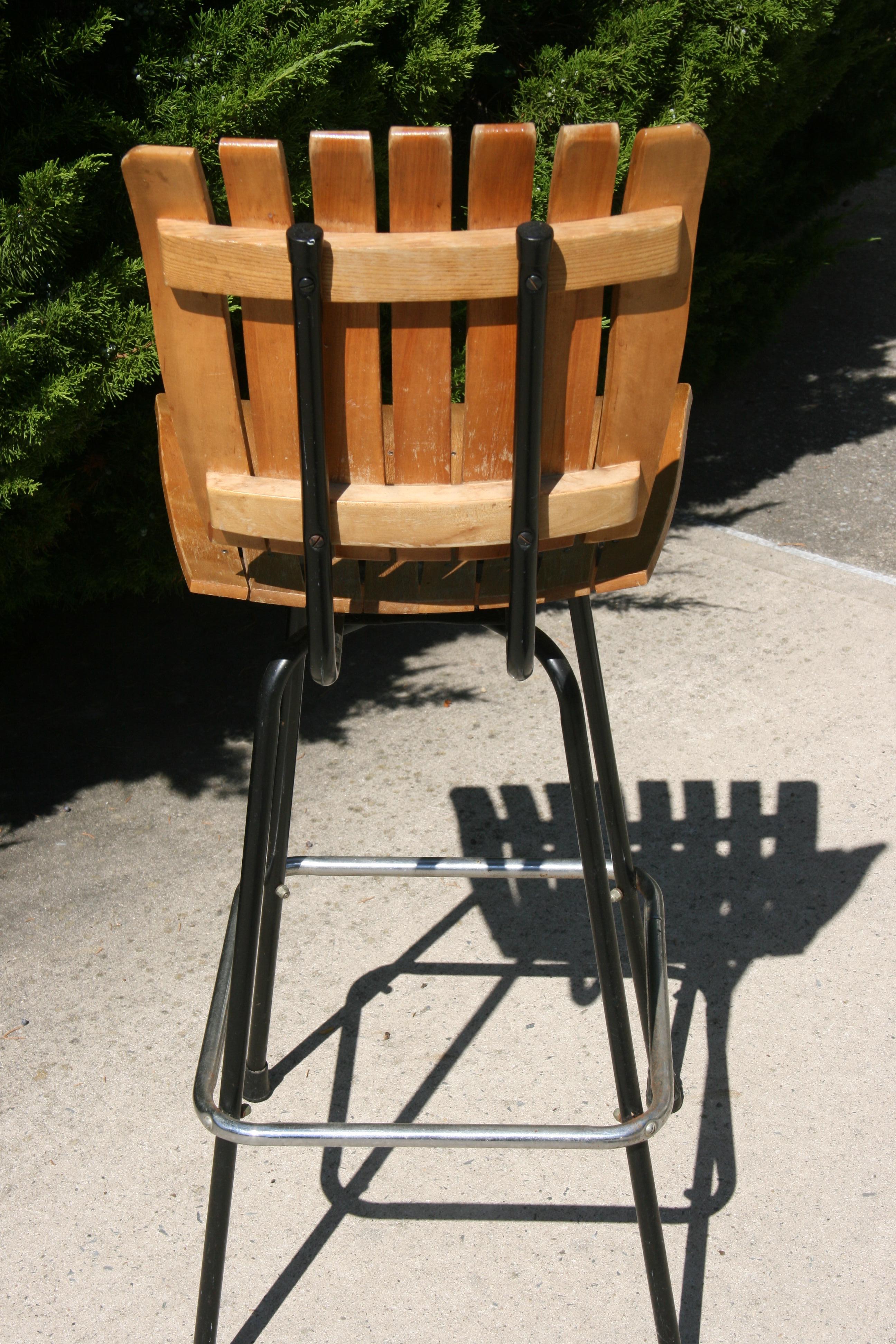 Vintage By Arthur Umanoff Mid Century Lattenrost Holz und Metall Swivel Bar Hocker MCM im Angebot 1