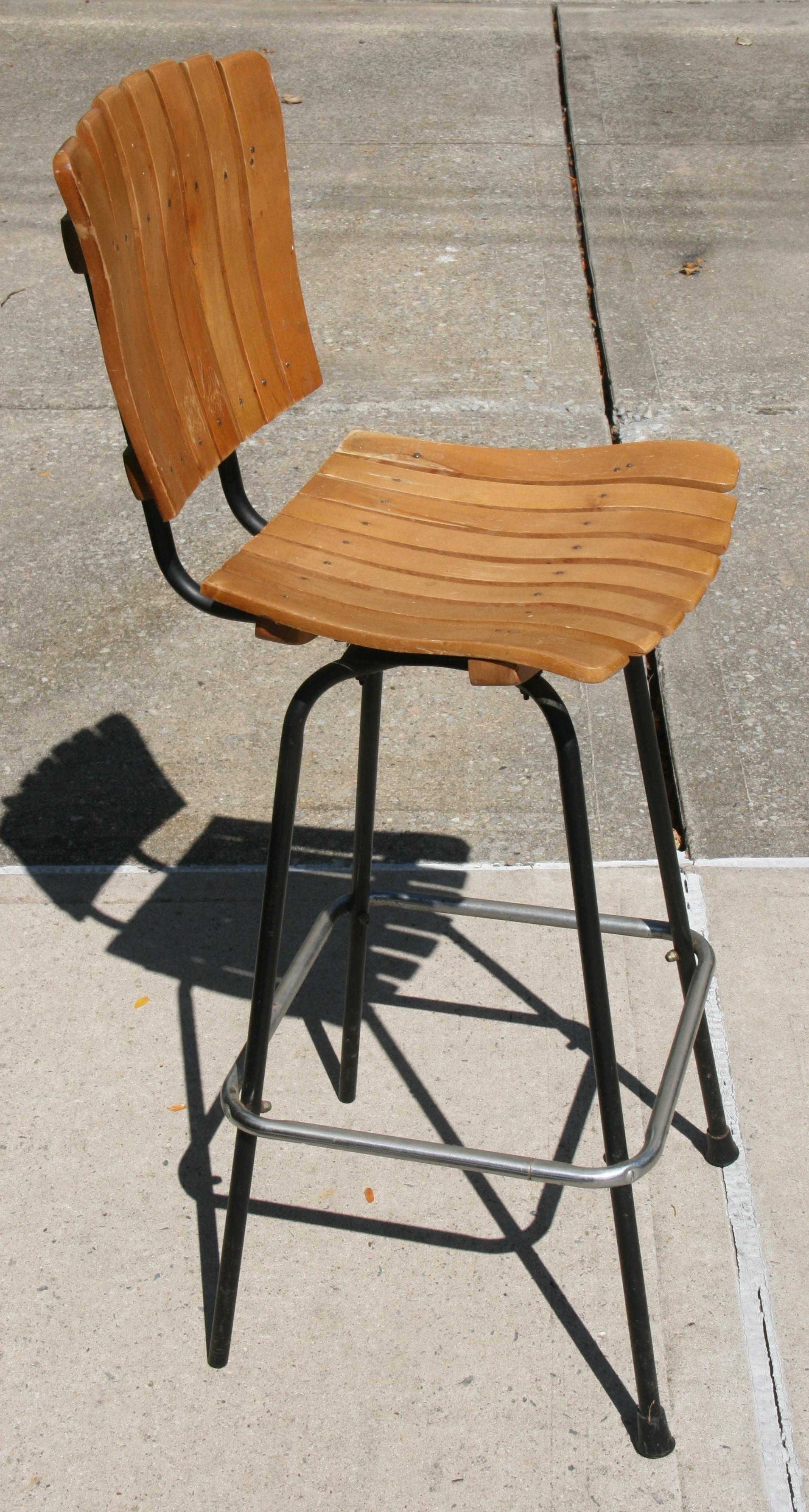 Vintage By Arthur Umanoff Mid Century Lattenrost Holz und Metall Swivel Bar Hocker MCM im Angebot 4