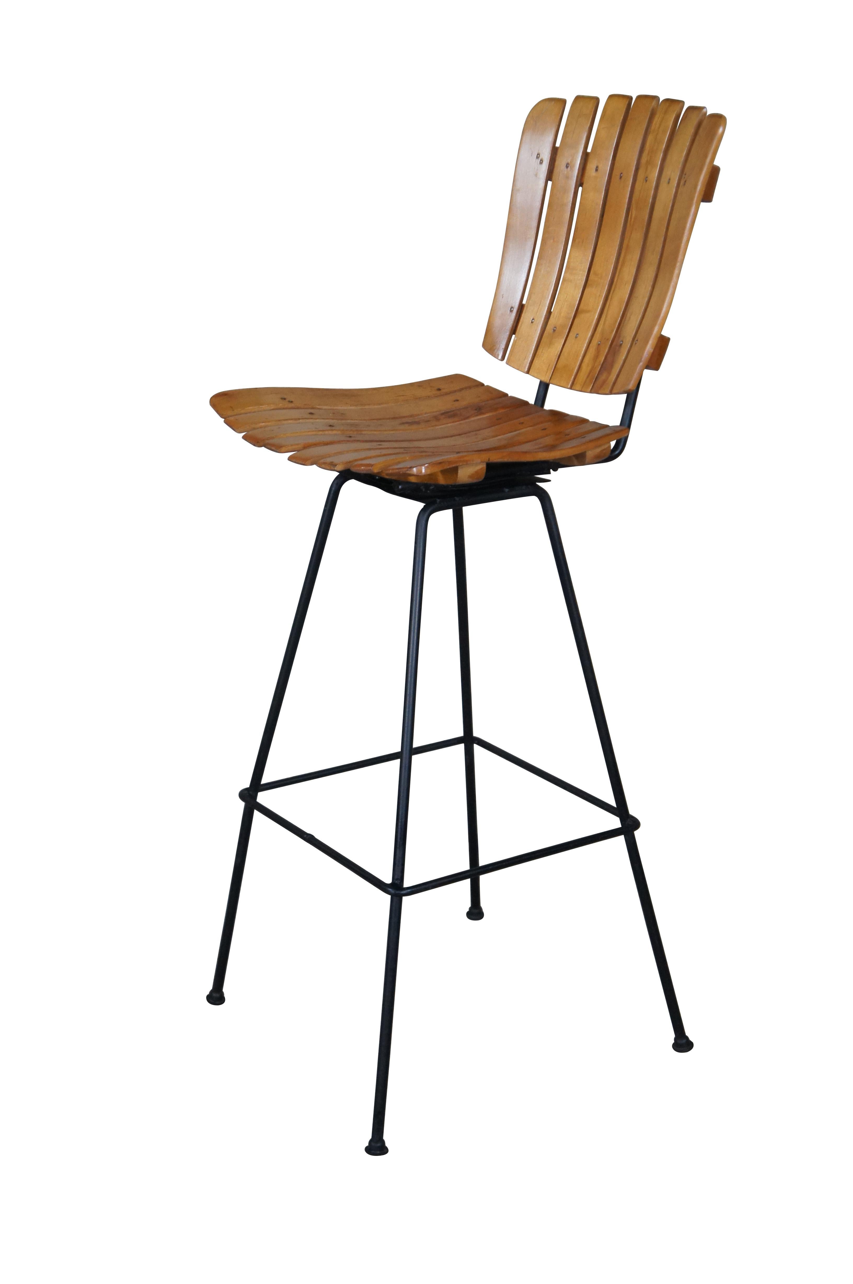Mid-Century moderno Vintage Arthur Umanoff Sgabelli da bar girevoli in legno e ferro a doghe del Medioevo MCM in vendita
