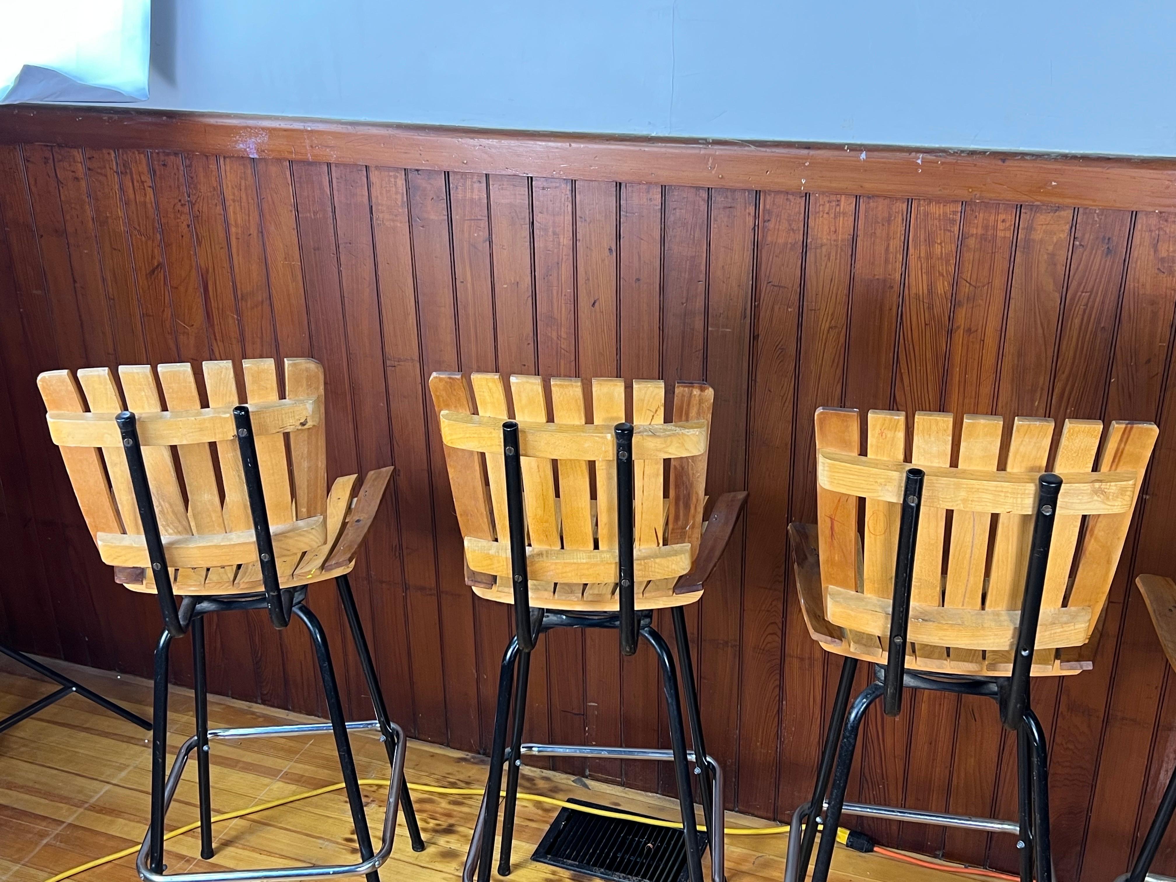 Vintage Arthur Umanoff Style Swivel Slat Bar Stools - Set of 4 In Good Condition For Sale In Esperance, NY