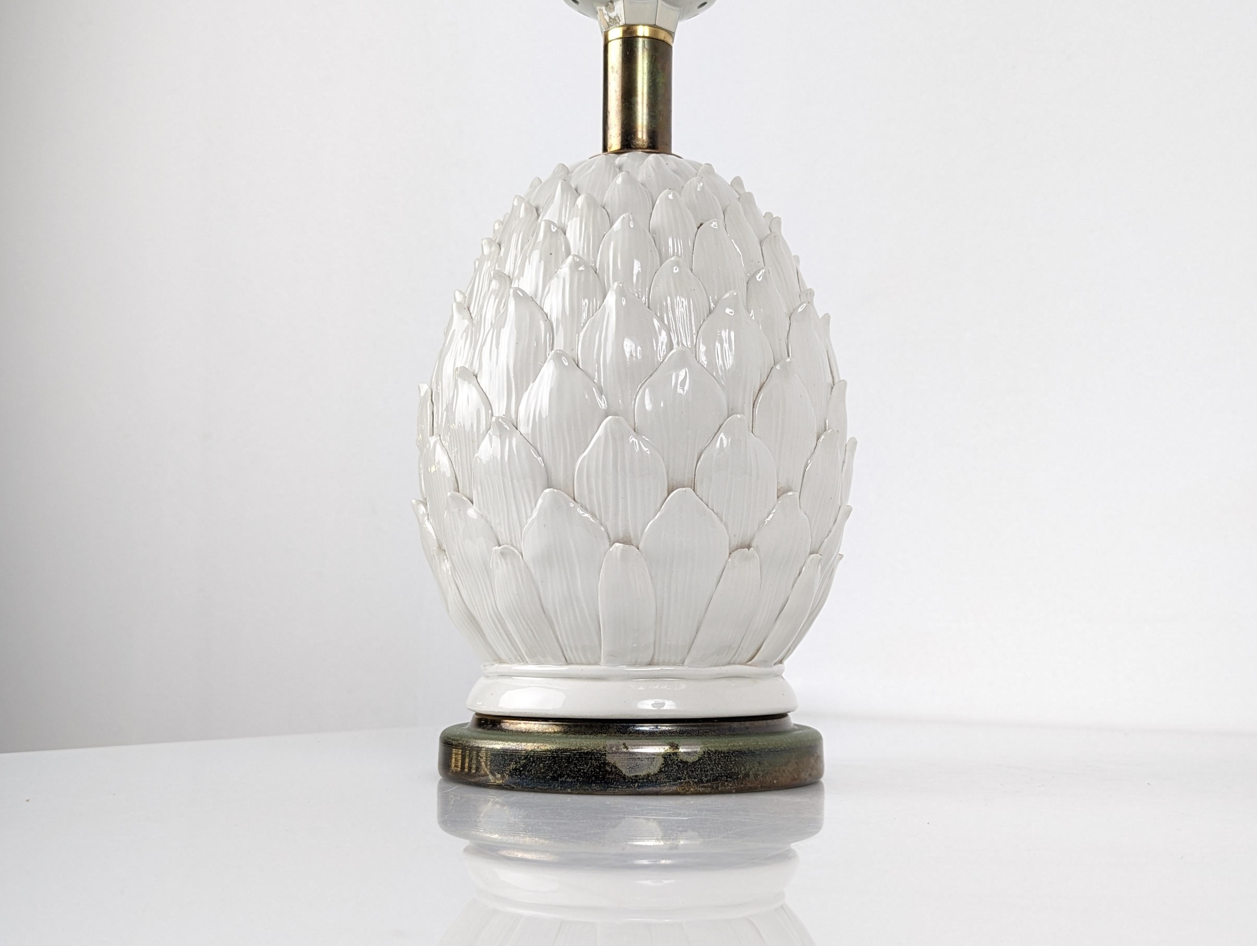 Beautiful porcelain lamp in the shape of an artichoke from the 70s.

Screen not included.