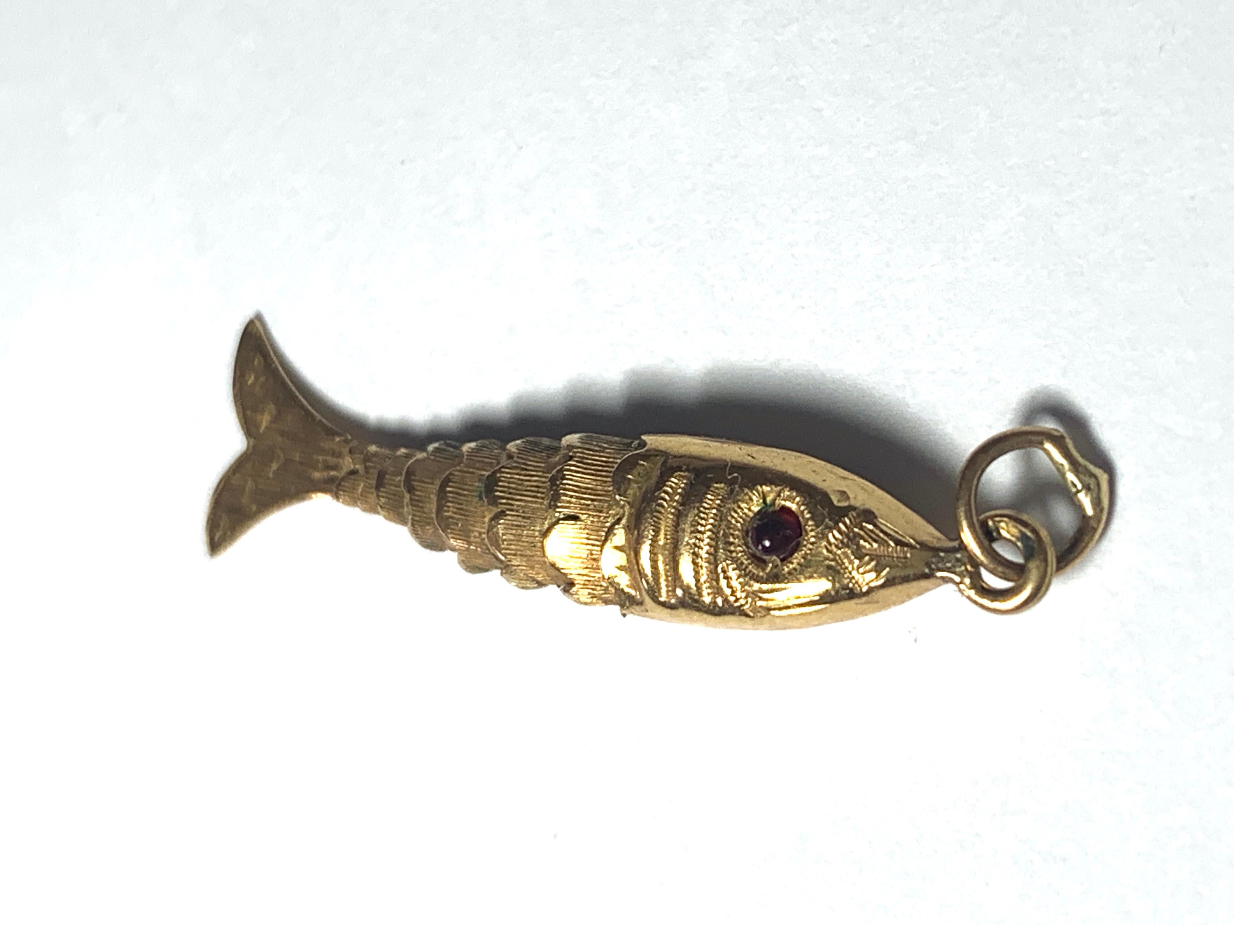 Vintage Articulated 19ct Gold Fish Pendant  For Sale 1