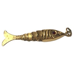 Retro Articulated 19ct Gold Fish Pendant 